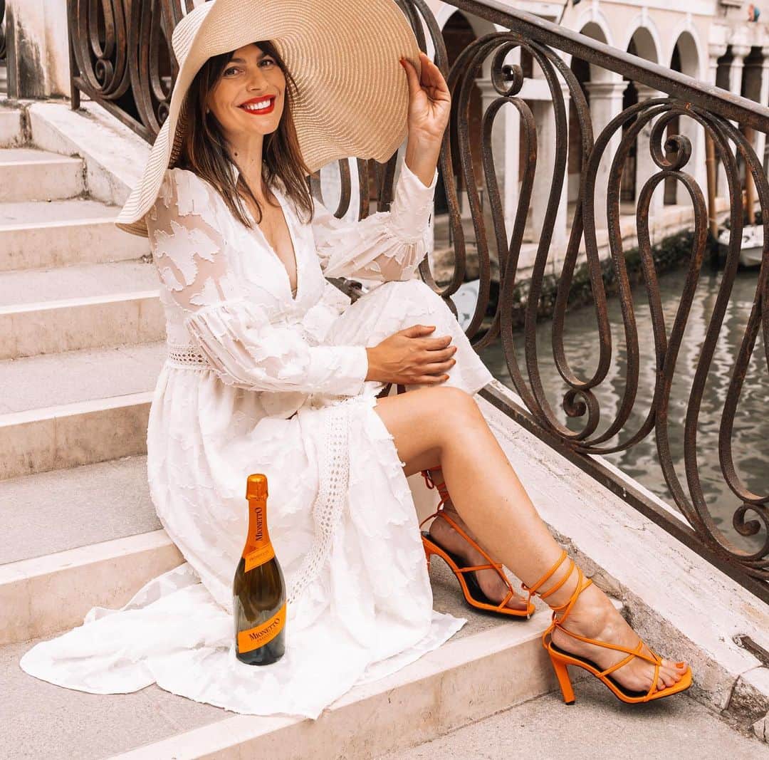 Mionetto USAさんのインスタグラム写真 - (Mionetto USAInstagram)「#Allora! Grounded in its heritage and origin, each bottle of Mionetto Prosecco captures the Italian style of life! Grab a glass or mini & salute to these moments!   #MionettoProsecco #ItalianStyle #MioDolceFarNiente  Mionetto Prosecco material is not intended to be shared with persons under the legal alcohol drinking age. Share Mionetto content with persons 21+ and over in your respected country.  Enjoy Mionetto Prosecco Responsibly.」4月18日 3時14分 - mionettoproseccousa