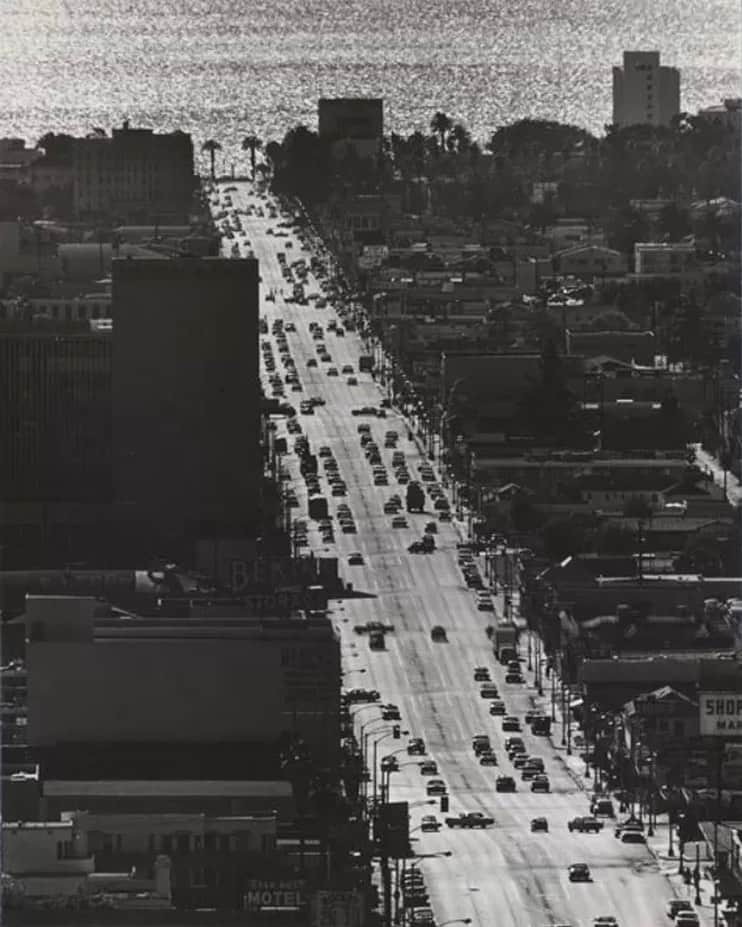 オリバーピープルズさんのインスタグラム写真 - (オリバーピープルズInstagram)「Headed west. Wilshire Blvd in Santa Monica, 1964. Photo by Julian Wasser. #OPInspiration」4月18日 3時10分 - oliverpeoples