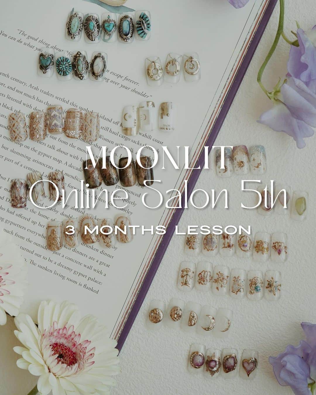 mananailsのインスタグラム：「MOONLIT Online Salon 5th🌙 #moonlitmate5th  5月から第5弾ミラー編がSTARTします❤️‍🔥 講師は @mananails @moonlit_emi @moonlit_airi @moonlit_yuki   5〜7月の3ヶ月で週に1回、 合計12回の動画配信 or LIVEレッスンです💅🏼 8月末まで添削＆動画が見れて合計4ヶ月🌙 1ヶ月¥16,500 × 3 → ¥49,500(税込)  MOONLITには欠かせないミラーアートを 惜しみなくレッスンいたします💖 ジュエリー、フラットアート、ニュアンスまで 様々なミラーアートが学べるので ミラーパウダーを使うのが苦手な方も、 MOONLITのミラーアートを極めたい方も、 是非ご入会ください✨  ストーリーハイライトにあるリンクよりご入会いただけます💫 ご入会は4/30まで🌼」