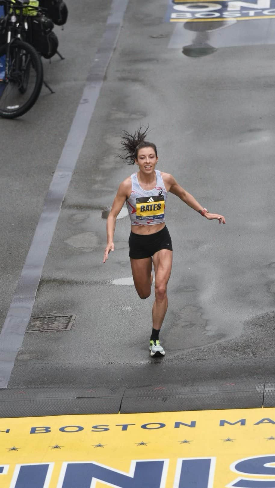 ASICS Americaのインスタグラム：「All we have to say is…@emmajanelbates ladies and gentlemen‼️‼️   A HUGE day on the Boston course for Emma, placing 5th overall, 1st American woman, and a PR.   🎥: @p.alvarezfilms  📸: Bobby Betancourt」