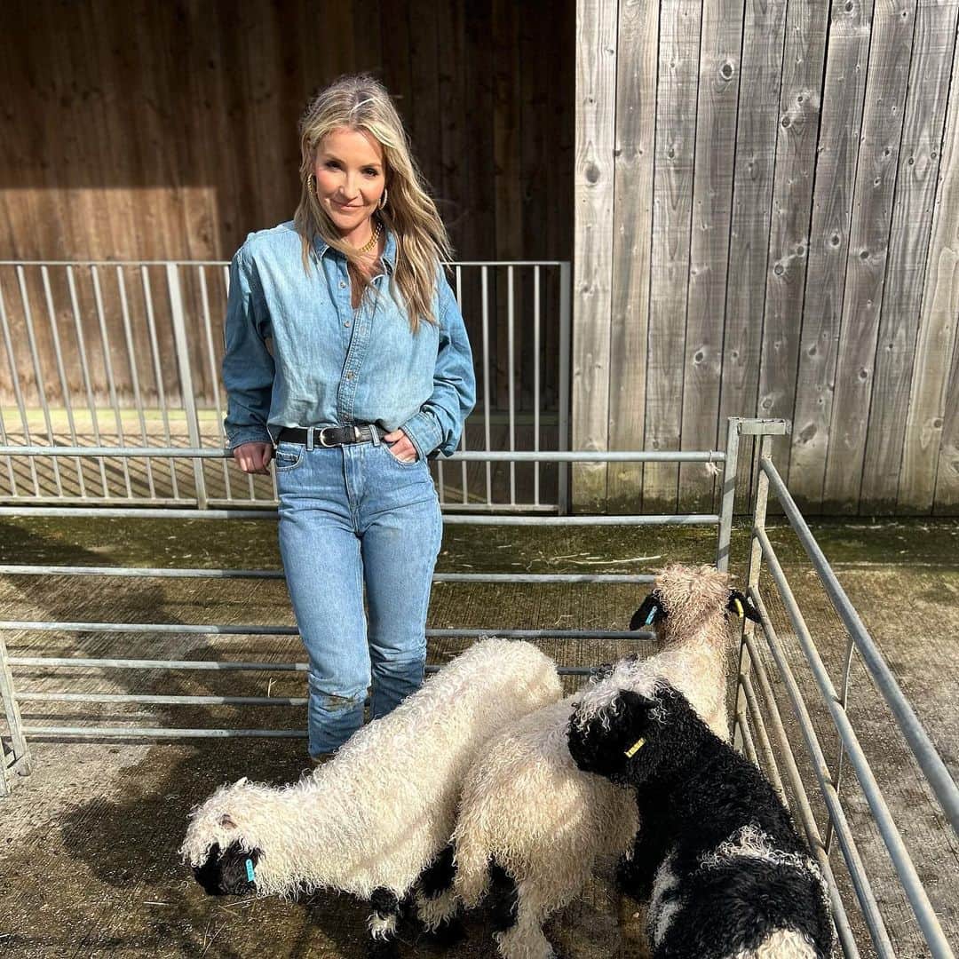のインスタグラム：「New Levi’s add…. JOKE ….. loitering next to sheep while they wait to be shampooed ahead of show season. @onthefarmc5 back this week xxx #onthefarm #yorkshire #farm #spring #rural #countryliving #spring」