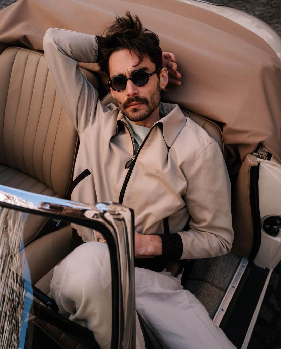 NICOLAS SIMOESのインスタグラム：「La Dolce Vita in @berluti for the last Lorenzo Drive loafers campaign 🤍 #BerlutiDrive #Berluti #collaboration」
