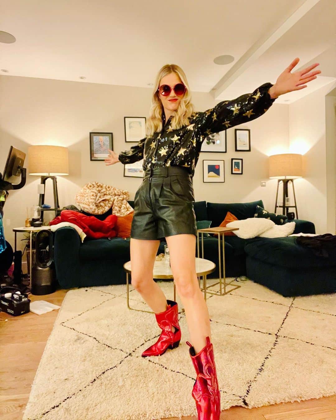 フローリーのインスタグラム：「anyone else feel like life is flying by? I’ve had a really busy few weeks of doing album STUFF. Everything from vinyl printing to filming visuals, to meeting with live agents…a lot is going on!!! But it’s all exciting…and I’m doing everything I can to make this as special for you all as it was for me making the record! Not long to go now xx」