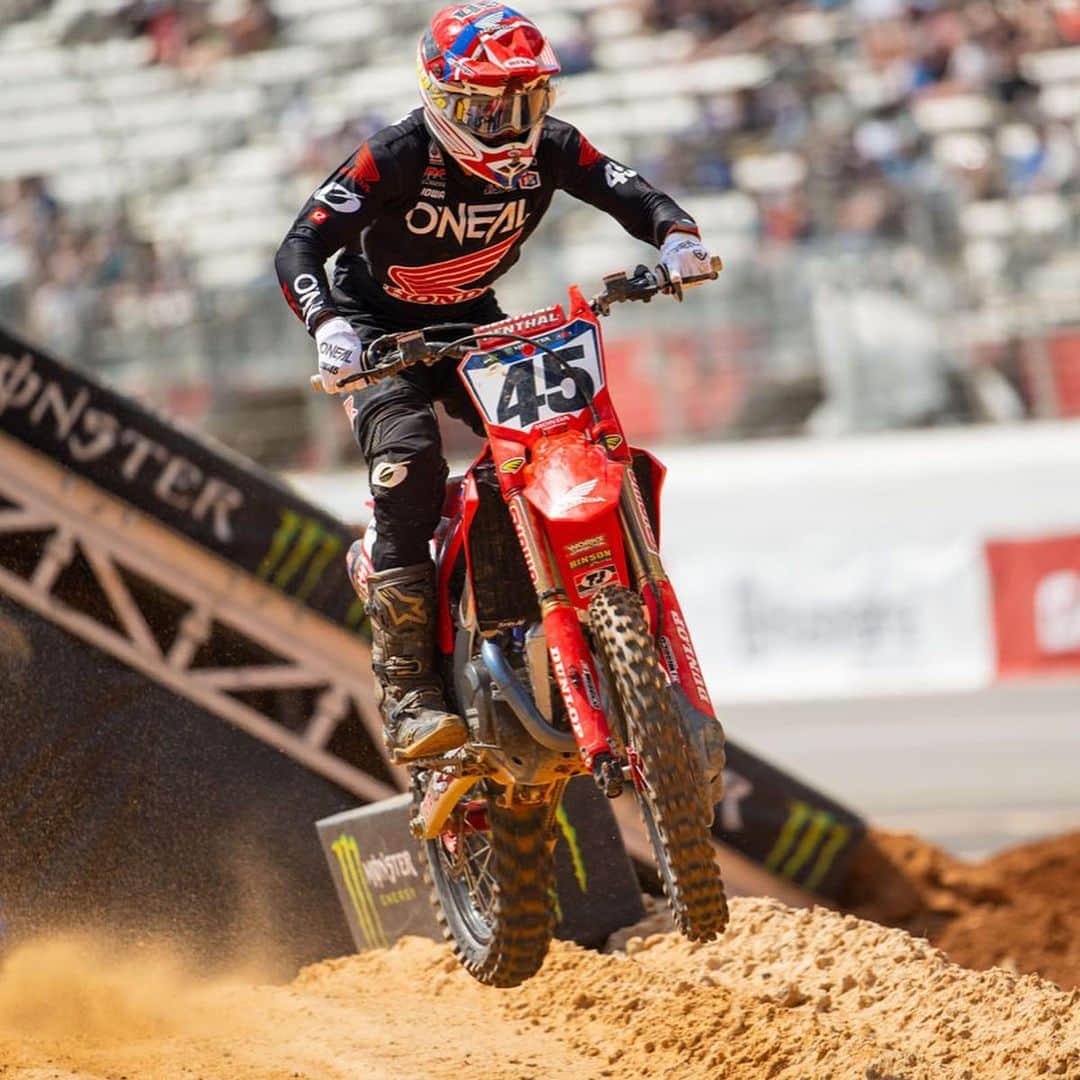 Honda Powersports USさんのインスタグラム写真 - (Honda Powersports USInstagram)「//Red Ride Race Report//  //AMA Supercross//  Team Honda HRC earned its second win-sweep of the 2023 AMA Supercross season this weekend in Atlanta, and this one was particularly sweet for Chase Sexton @chasesexton and Hunter Lawrence @hunterlawrence. This one was even better than the first, as Sexton and Lawrence both dominated their respective races, and both improved their chances to win titles. Their timing was also good, as the event was held at Atlanta Motor Speedway, just down the road from Honda’s Powersports headquarters, with scores of Honda associates in attendance, along with top management.   //MotoGP Report//  LCR Team rider Alex Rins @alexrins put in a perfect performance to achieve his first win aboard the Honda RC213V at the Grand Prix of the Americas this weekend. Starting from the second spot of the grid and with Saturday's Sprint podium in his pocket, Rins made a perfect start, pushed and fought unceasingly for the first position with Pecco Bagnaia, and after a mistake from Bagnaia, the LCR rider led until the checkered flag, opening a gap and imposing a tremendous pace.  //Enduro Report//  JCR Honda's Rya Surratt @ryansurratt_77 claimed the championship in AMA District 37's five-round hare and hound series--a championship within the district's overall Desert Series, which includes hare and hound, sprint enduro and desert scrambles events.  Surratt finished third in Ridgecrest, California, this weekend aboard his CRF450RX, and he was followed by his teammate Preston Campbell @prestoncampbell300 aboard his CRF450X.  //GNCC Report//  At the fifth round of the Grand National Cross Country Series, Phoenix Racing Honda's Ruy Barbosa @ruy14 tallied his second XC2 class win of the year. Riding a CRF250RX, Barbosa finished more than a minute ahead of the second-place competitor at Moree's Sportsman's Preserve in Society Hill, South Carolina.   Teammate Cody Barnes @codybarnes099 also scored an XC2 podium position, taking third at the Camp Coker Bullet GNCC, while Mike Witkowski @mike_witkowski scored his best finish this year--seventh in class. #RideRed @hondaracingcorporation   Caption continued in comments.」4月18日 3時39分 - honda_powersports_us