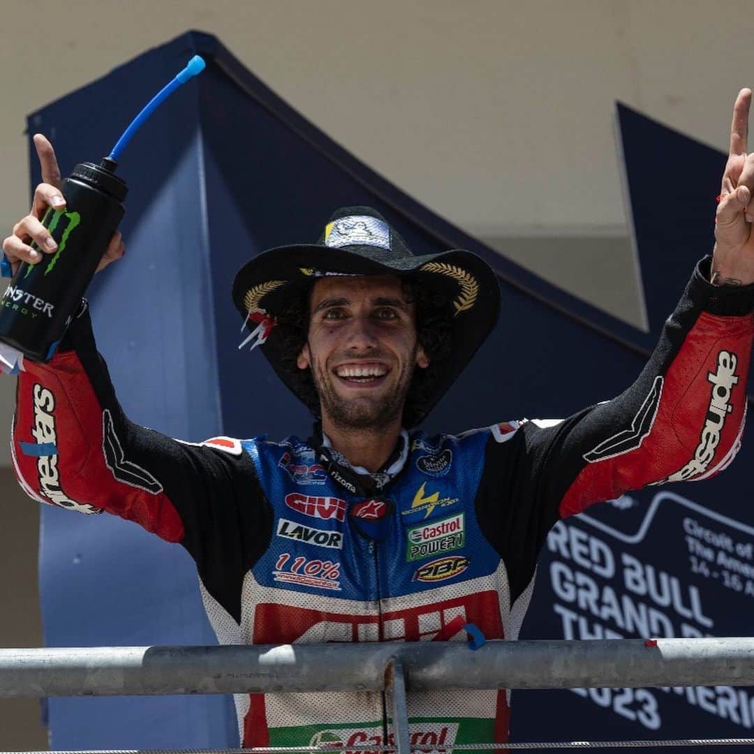 Honda Powersports USさんのインスタグラム写真 - (Honda Powersports USInstagram)「//Red Ride Race Report//  //AMA Supercross//  Team Honda HRC earned its second win-sweep of the 2023 AMA Supercross season this weekend in Atlanta, and this one was particularly sweet for Chase Sexton @chasesexton and Hunter Lawrence @hunterlawrence. This one was even better than the first, as Sexton and Lawrence both dominated their respective races, and both improved their chances to win titles. Their timing was also good, as the event was held at Atlanta Motor Speedway, just down the road from Honda’s Powersports headquarters, with scores of Honda associates in attendance, along with top management.   //MotoGP Report//  LCR Team rider Alex Rins @alexrins put in a perfect performance to achieve his first win aboard the Honda RC213V at the Grand Prix of the Americas this weekend. Starting from the second spot of the grid and with Saturday's Sprint podium in his pocket, Rins made a perfect start, pushed and fought unceasingly for the first position with Pecco Bagnaia, and after a mistake from Bagnaia, the LCR rider led until the checkered flag, opening a gap and imposing a tremendous pace.  //Enduro Report//  JCR Honda's Rya Surratt @ryansurratt_77 claimed the championship in AMA District 37's five-round hare and hound series--a championship within the district's overall Desert Series, which includes hare and hound, sprint enduro and desert scrambles events.  Surratt finished third in Ridgecrest, California, this weekend aboard his CRF450RX, and he was followed by his teammate Preston Campbell @prestoncampbell300 aboard his CRF450X.  //GNCC Report//  At the fifth round of the Grand National Cross Country Series, Phoenix Racing Honda's Ruy Barbosa @ruy14 tallied his second XC2 class win of the year. Riding a CRF250RX, Barbosa finished more than a minute ahead of the second-place competitor at Moree's Sportsman's Preserve in Society Hill, South Carolina.   Teammate Cody Barnes @codybarnes099 also scored an XC2 podium position, taking third at the Camp Coker Bullet GNCC, while Mike Witkowski @mike_witkowski scored his best finish this year--seventh in class. #RideRed @hondaracingcorporation   Caption continued in comments.」4月18日 3時39分 - honda_powersports_us