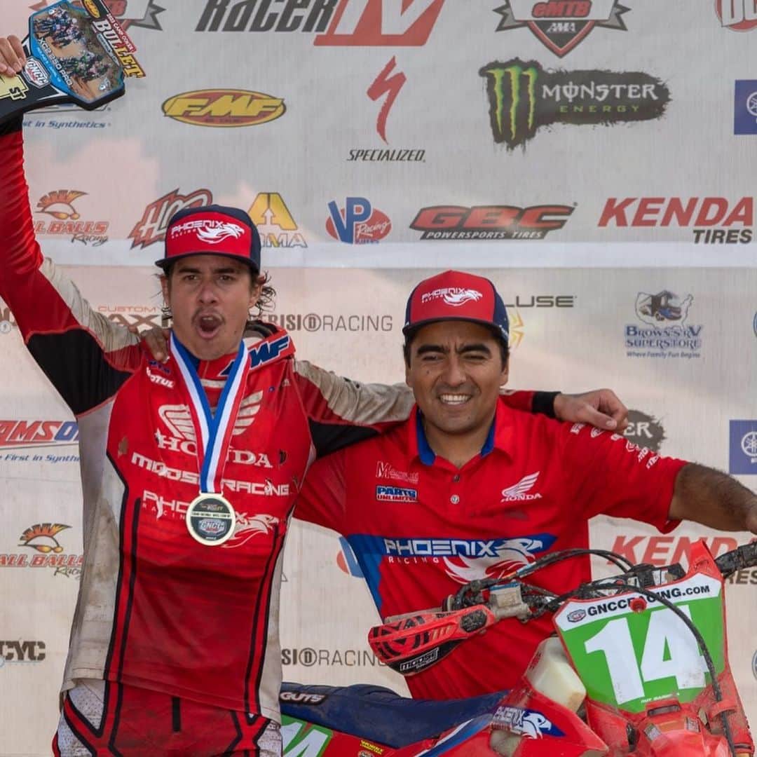 Honda Powersports USさんのインスタグラム写真 - (Honda Powersports USInstagram)「//Red Ride Race Report//  //AMA Supercross//  Team Honda HRC earned its second win-sweep of the 2023 AMA Supercross season this weekend in Atlanta, and this one was particularly sweet for Chase Sexton @chasesexton and Hunter Lawrence @hunterlawrence. This one was even better than the first, as Sexton and Lawrence both dominated their respective races, and both improved their chances to win titles. Their timing was also good, as the event was held at Atlanta Motor Speedway, just down the road from Honda’s Powersports headquarters, with scores of Honda associates in attendance, along with top management.   //MotoGP Report//  LCR Team rider Alex Rins @alexrins put in a perfect performance to achieve his first win aboard the Honda RC213V at the Grand Prix of the Americas this weekend. Starting from the second spot of the grid and with Saturday's Sprint podium in his pocket, Rins made a perfect start, pushed and fought unceasingly for the first position with Pecco Bagnaia, and after a mistake from Bagnaia, the LCR rider led until the checkered flag, opening a gap and imposing a tremendous pace.  //Enduro Report//  JCR Honda's Rya Surratt @ryansurratt_77 claimed the championship in AMA District 37's five-round hare and hound series--a championship within the district's overall Desert Series, which includes hare and hound, sprint enduro and desert scrambles events.  Surratt finished third in Ridgecrest, California, this weekend aboard his CRF450RX, and he was followed by his teammate Preston Campbell @prestoncampbell300 aboard his CRF450X.  //GNCC Report//  At the fifth round of the Grand National Cross Country Series, Phoenix Racing Honda's Ruy Barbosa @ruy14 tallied his second XC2 class win of the year. Riding a CRF250RX, Barbosa finished more than a minute ahead of the second-place competitor at Moree's Sportsman's Preserve in Society Hill, South Carolina.   Teammate Cody Barnes @codybarnes099 also scored an XC2 podium position, taking third at the Camp Coker Bullet GNCC, while Mike Witkowski @mike_witkowski scored his best finish this year--seventh in class. #RideRed @hondaracingcorporation   Caption continued in comments.」4月18日 3時39分 - honda_powersports_us