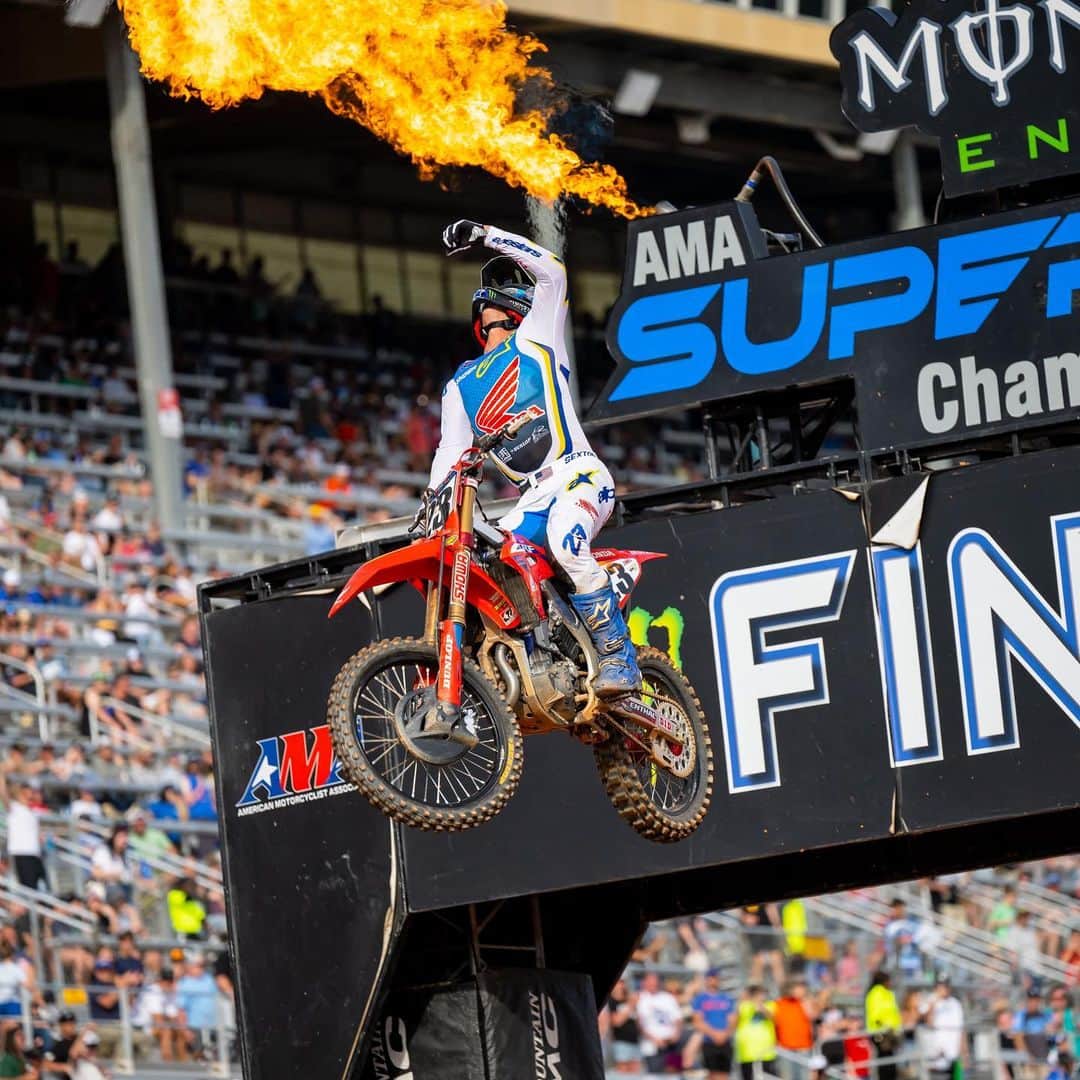 Honda Powersports USさんのインスタグラム写真 - (Honda Powersports USInstagram)「//Red Ride Race Report//  //AMA Supercross//  Team Honda HRC earned its second win-sweep of the 2023 AMA Supercross season this weekend in Atlanta, and this one was particularly sweet for Chase Sexton @chasesexton and Hunter Lawrence @hunterlawrence. This one was even better than the first, as Sexton and Lawrence both dominated their respective races, and both improved their chances to win titles. Their timing was also good, as the event was held at Atlanta Motor Speedway, just down the road from Honda’s Powersports headquarters, with scores of Honda associates in attendance, along with top management.   //MotoGP Report//  LCR Team rider Alex Rins @alexrins put in a perfect performance to achieve his first win aboard the Honda RC213V at the Grand Prix of the Americas this weekend. Starting from the second spot of the grid and with Saturday's Sprint podium in his pocket, Rins made a perfect start, pushed and fought unceasingly for the first position with Pecco Bagnaia, and after a mistake from Bagnaia, the LCR rider led until the checkered flag, opening a gap and imposing a tremendous pace.  //Enduro Report//  JCR Honda's Rya Surratt @ryansurratt_77 claimed the championship in AMA District 37's five-round hare and hound series--a championship within the district's overall Desert Series, which includes hare and hound, sprint enduro and desert scrambles events.  Surratt finished third in Ridgecrest, California, this weekend aboard his CRF450RX, and he was followed by his teammate Preston Campbell @prestoncampbell300 aboard his CRF450X.  //GNCC Report//  At the fifth round of the Grand National Cross Country Series, Phoenix Racing Honda's Ruy Barbosa @ruy14 tallied his second XC2 class win of the year. Riding a CRF250RX, Barbosa finished more than a minute ahead of the second-place competitor at Moree's Sportsman's Preserve in Society Hill, South Carolina.   Teammate Cody Barnes @codybarnes099 also scored an XC2 podium position, taking third at the Camp Coker Bullet GNCC, while Mike Witkowski @mike_witkowski scored his best finish this year--seventh in class. #RideRed @hondaracingcorporation   Caption continued in comments.」4月18日 3時39分 - honda_powersports_us