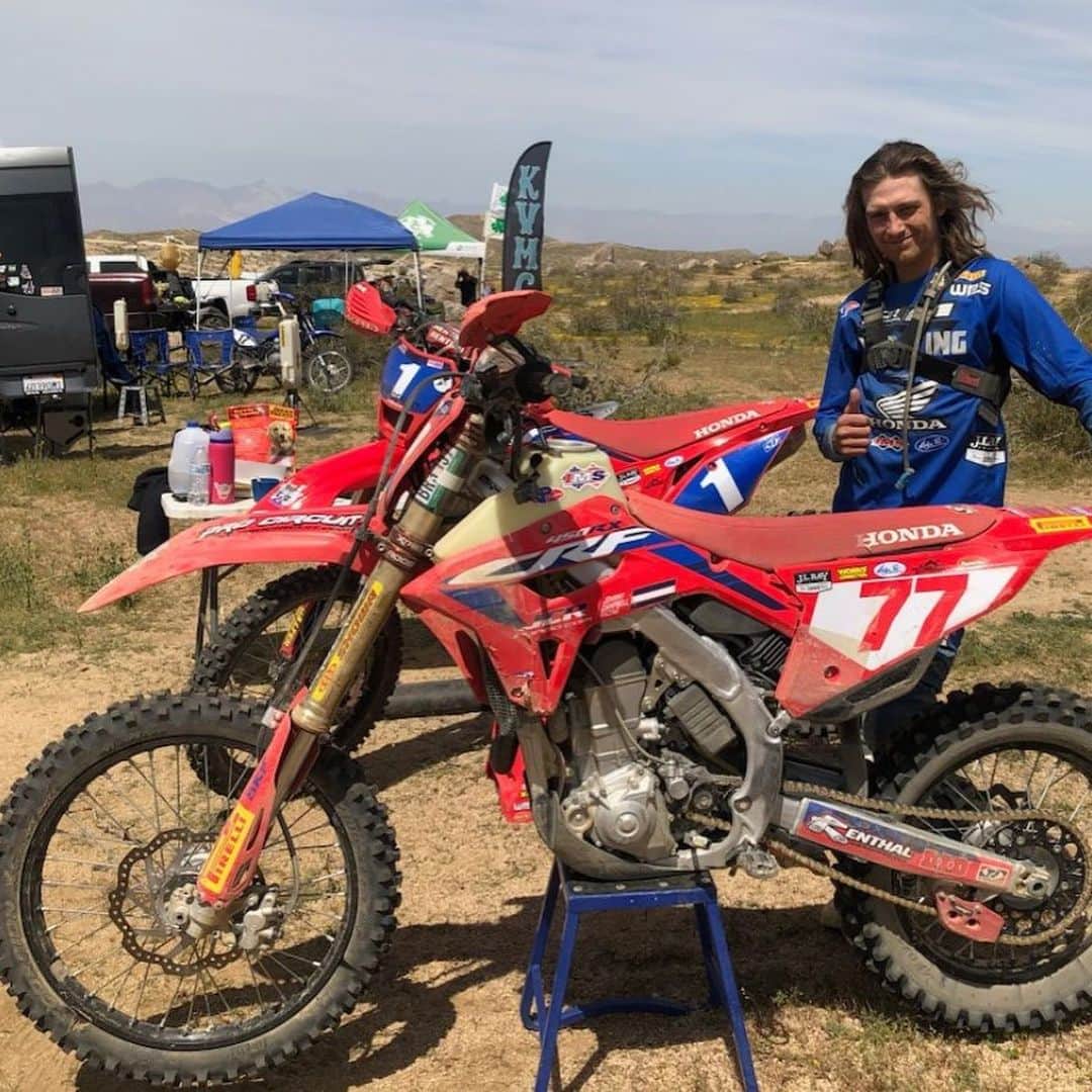 Honda Powersports USさんのインスタグラム写真 - (Honda Powersports USInstagram)「//Red Ride Race Report//  //AMA Supercross//  Team Honda HRC earned its second win-sweep of the 2023 AMA Supercross season this weekend in Atlanta, and this one was particularly sweet for Chase Sexton @chasesexton and Hunter Lawrence @hunterlawrence. This one was even better than the first, as Sexton and Lawrence both dominated their respective races, and both improved their chances to win titles. Their timing was also good, as the event was held at Atlanta Motor Speedway, just down the road from Honda’s Powersports headquarters, with scores of Honda associates in attendance, along with top management.   //MotoGP Report//  LCR Team rider Alex Rins @alexrins put in a perfect performance to achieve his first win aboard the Honda RC213V at the Grand Prix of the Americas this weekend. Starting from the second spot of the grid and with Saturday's Sprint podium in his pocket, Rins made a perfect start, pushed and fought unceasingly for the first position with Pecco Bagnaia, and after a mistake from Bagnaia, the LCR rider led until the checkered flag, opening a gap and imposing a tremendous pace.  //Enduro Report//  JCR Honda's Rya Surratt @ryansurratt_77 claimed the championship in AMA District 37's five-round hare and hound series--a championship within the district's overall Desert Series, which includes hare and hound, sprint enduro and desert scrambles events.  Surratt finished third in Ridgecrest, California, this weekend aboard his CRF450RX, and he was followed by his teammate Preston Campbell @prestoncampbell300 aboard his CRF450X.  //GNCC Report//  At the fifth round of the Grand National Cross Country Series, Phoenix Racing Honda's Ruy Barbosa @ruy14 tallied his second XC2 class win of the year. Riding a CRF250RX, Barbosa finished more than a minute ahead of the second-place competitor at Moree's Sportsman's Preserve in Society Hill, South Carolina.   Teammate Cody Barnes @codybarnes099 also scored an XC2 podium position, taking third at the Camp Coker Bullet GNCC, while Mike Witkowski @mike_witkowski scored his best finish this year--seventh in class. #RideRed @hondaracingcorporation   Caption continued in comments.」4月18日 3時39分 - honda_powersports_us