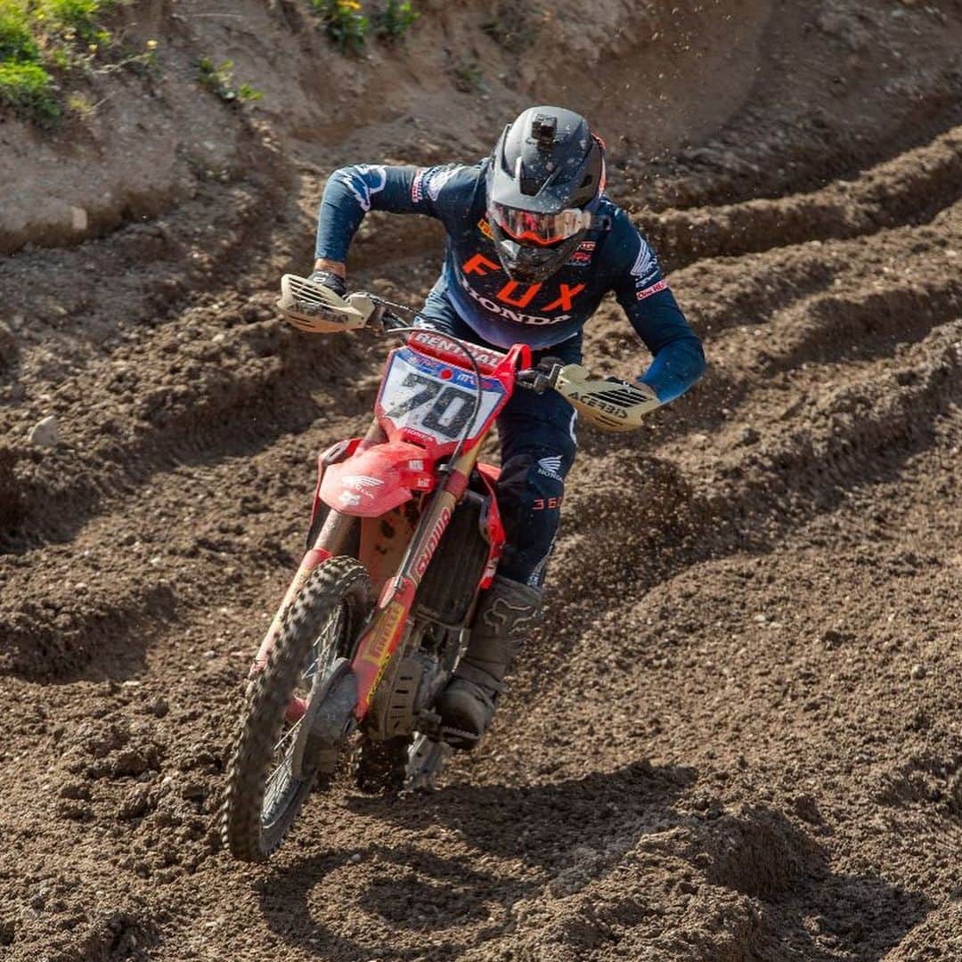 Honda Powersports USさんのインスタグラム写真 - (Honda Powersports USInstagram)「//Red Ride Race Report//  //AMA Supercross//  Team Honda HRC earned its second win-sweep of the 2023 AMA Supercross season this weekend in Atlanta, and this one was particularly sweet for Chase Sexton @chasesexton and Hunter Lawrence @hunterlawrence. This one was even better than the first, as Sexton and Lawrence both dominated their respective races, and both improved their chances to win titles. Their timing was also good, as the event was held at Atlanta Motor Speedway, just down the road from Honda’s Powersports headquarters, with scores of Honda associates in attendance, along with top management.   //MotoGP Report//  LCR Team rider Alex Rins @alexrins put in a perfect performance to achieve his first win aboard the Honda RC213V at the Grand Prix of the Americas this weekend. Starting from the second spot of the grid and with Saturday's Sprint podium in his pocket, Rins made a perfect start, pushed and fought unceasingly for the first position with Pecco Bagnaia, and after a mistake from Bagnaia, the LCR rider led until the checkered flag, opening a gap and imposing a tremendous pace.  //Enduro Report//  JCR Honda's Rya Surratt @ryansurratt_77 claimed the championship in AMA District 37's five-round hare and hound series--a championship within the district's overall Desert Series, which includes hare and hound, sprint enduro and desert scrambles events.  Surratt finished third in Ridgecrest, California, this weekend aboard his CRF450RX, and he was followed by his teammate Preston Campbell @prestoncampbell300 aboard his CRF450X.  //GNCC Report//  At the fifth round of the Grand National Cross Country Series, Phoenix Racing Honda's Ruy Barbosa @ruy14 tallied his second XC2 class win of the year. Riding a CRF250RX, Barbosa finished more than a minute ahead of the second-place competitor at Moree's Sportsman's Preserve in Society Hill, South Carolina.   Teammate Cody Barnes @codybarnes099 also scored an XC2 podium position, taking third at the Camp Coker Bullet GNCC, while Mike Witkowski @mike_witkowski scored his best finish this year--seventh in class. #RideRed @hondaracingcorporation   Caption continued in comments.」4月18日 3時39分 - honda_powersports_us