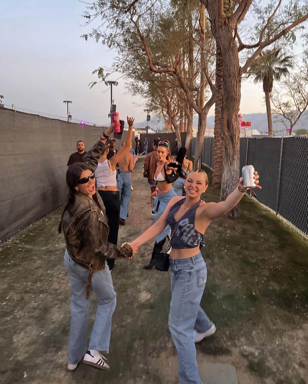 アレクサ・ロジーのインスタグラム：「life’s so fun!」