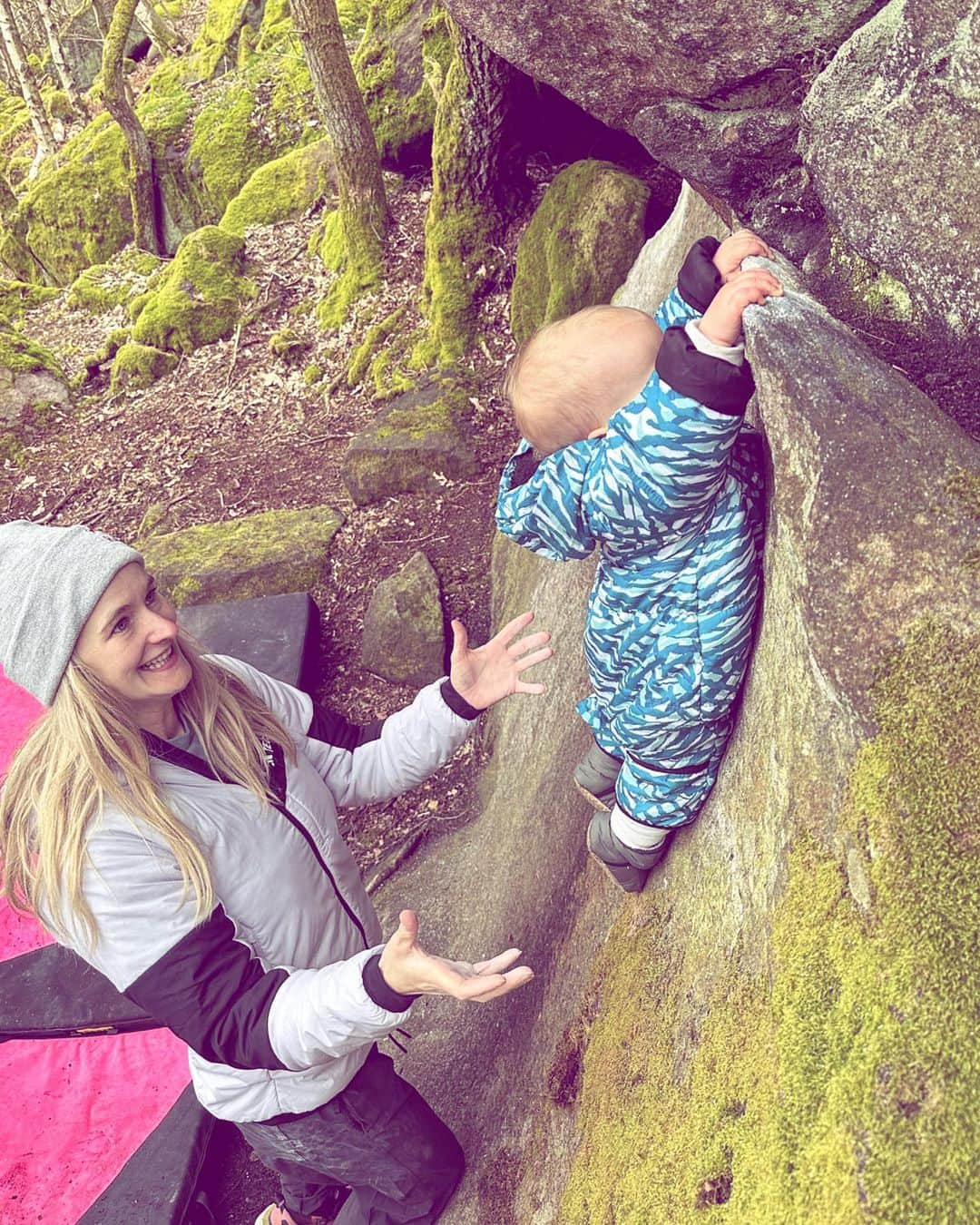 シャウナ・コックジーのインスタグラム：「Baby girl’s first grit session!   Frankie is so excited to touch all the holds on climbs. She points to them and we hold her up and she gets all giddy. Today she surprised us by hanging on no feet 😅💪   We climbed to but this was definitely the highlight!」