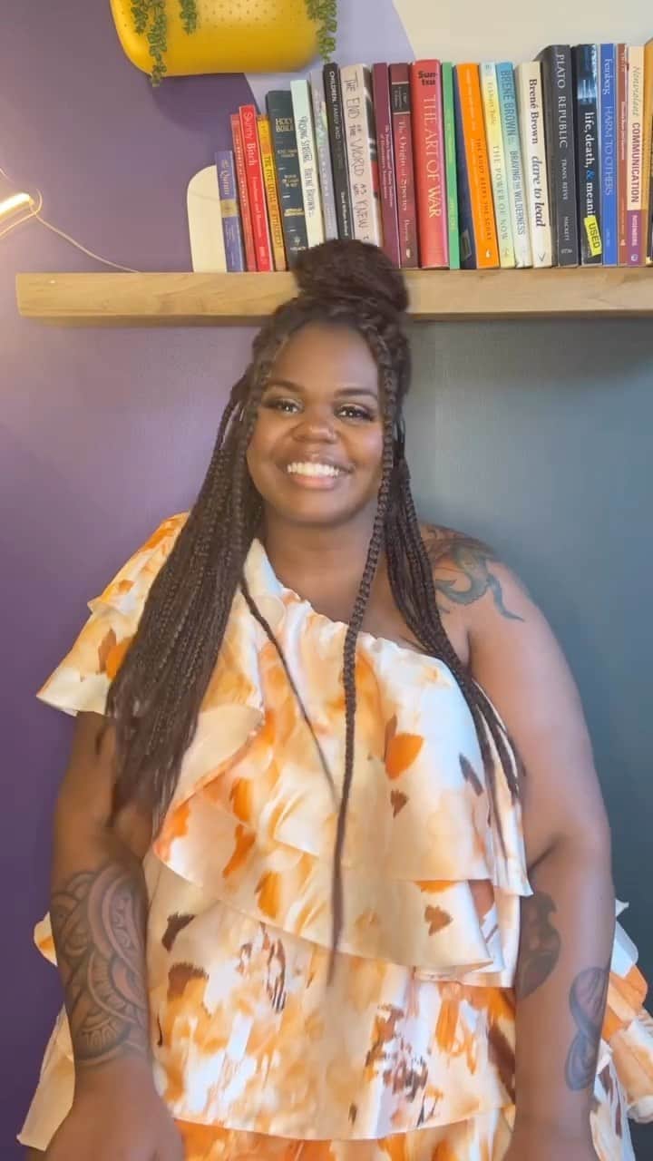 アシュリー・ヘイズのインスタグラム：「It’s International Haiku Poetry Day, which to us sounds like an excuse to show off art from Black women 💁🏽‍♀️  📝 Grab your pencil for a short haiku poetry lesson with transcendent wordsmith, @ashleehaze.✨   Show us your pen game! Drop your unique haiku below 👇🏽   #WeThriveMedia #MarketingAgency #SocialMedia #SocialMediaAgency #HaikuPoetry #HaikuPoem #InternationalHaikuPoetryDay #NationalPoetryMonth #PoetryMonth」