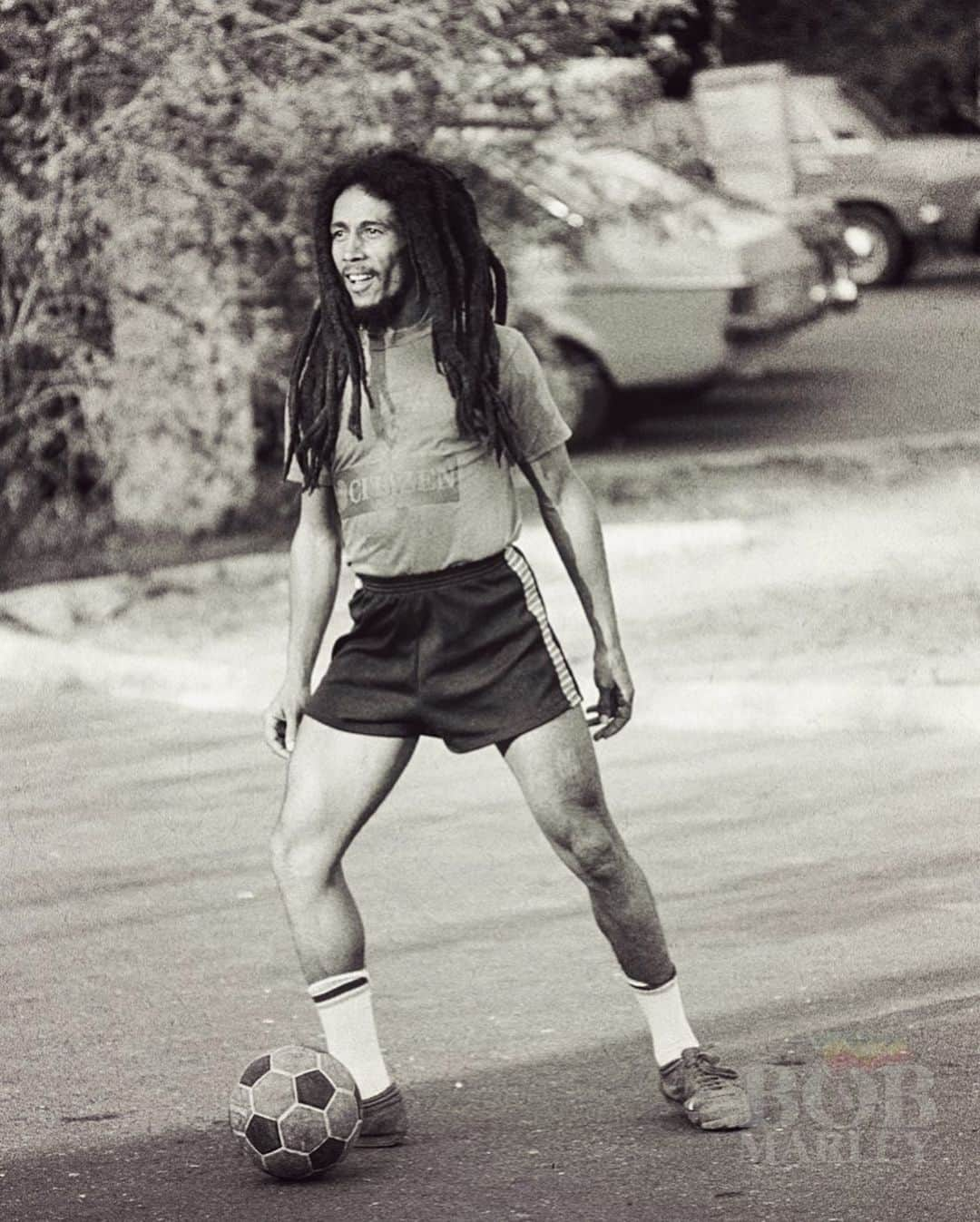 ボブ・マーリーさんのインスタグラム写真 - (ボブ・マーリーInstagram)「“Football is a part of I. When I play, the world wakes up around me." #bobmarley  📷 by #JohnnieBlack ©️ Fifty-Six Hope Road Music Ltd.  #football #futbol #soccer #sport #motivation #mondaymotivation #futebol #footballisfreedom」4月18日 3時48分 - bobmarley