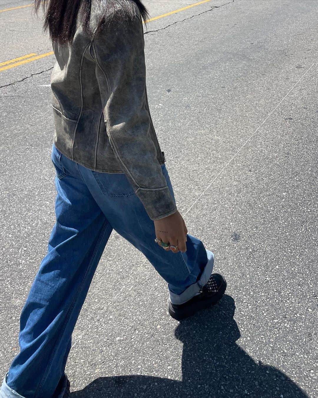 motherdenimのインスタグラム：「@chelseajordan in SNACKS! The Pleated Fun Dip Ankle in Delicious Memories.」