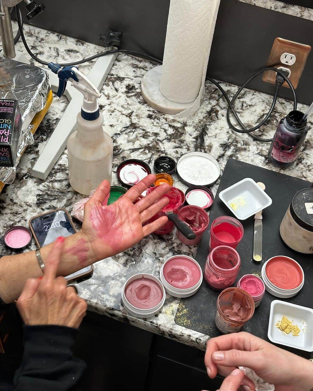 ボビー・ブラウンさんのインスタグラム写真 - (ボビー・ブラウンInstagram)「Not as easy at it looks. Creating new miracles as we speak. Or at least trying to @jonesroadbeauty」4月18日 4時06分 - justbobbidotcom