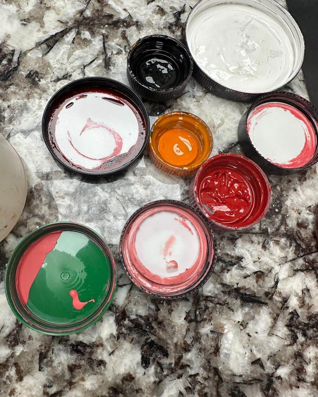 ボビー・ブラウンさんのインスタグラム写真 - (ボビー・ブラウンInstagram)「Not as easy at it looks. Creating new miracles as we speak. Or at least trying to @jonesroadbeauty」4月18日 4時06分 - justbobbidotcom