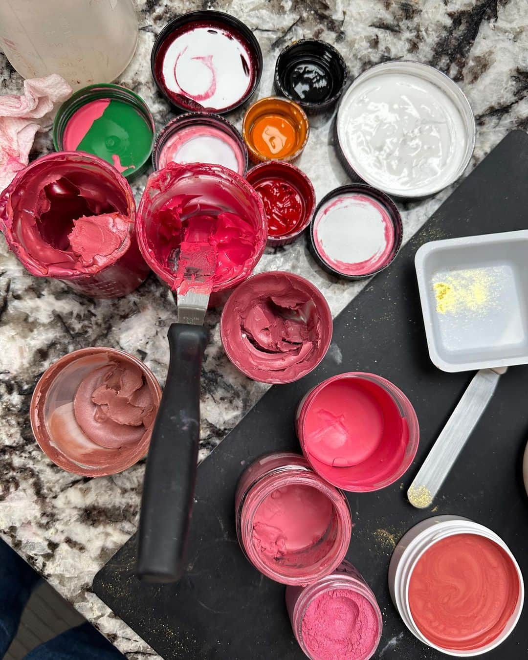 ボビー・ブラウンのインスタグラム：「Not as easy at it looks. Creating new miracles as we speak. Or at least trying to @jonesroadbeauty」