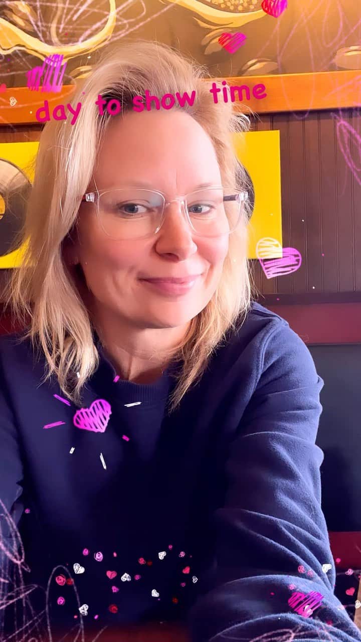 メアリー・リン・ライスカブのインスタグラム：「Stand up shows in Colorado Springs with @heyjeffreyjay We visited The Garden of the Gods, performed @3escomedy with the wonderful @lousocomedy and had incredible breakfast quinoa at Urban Eats downtown」