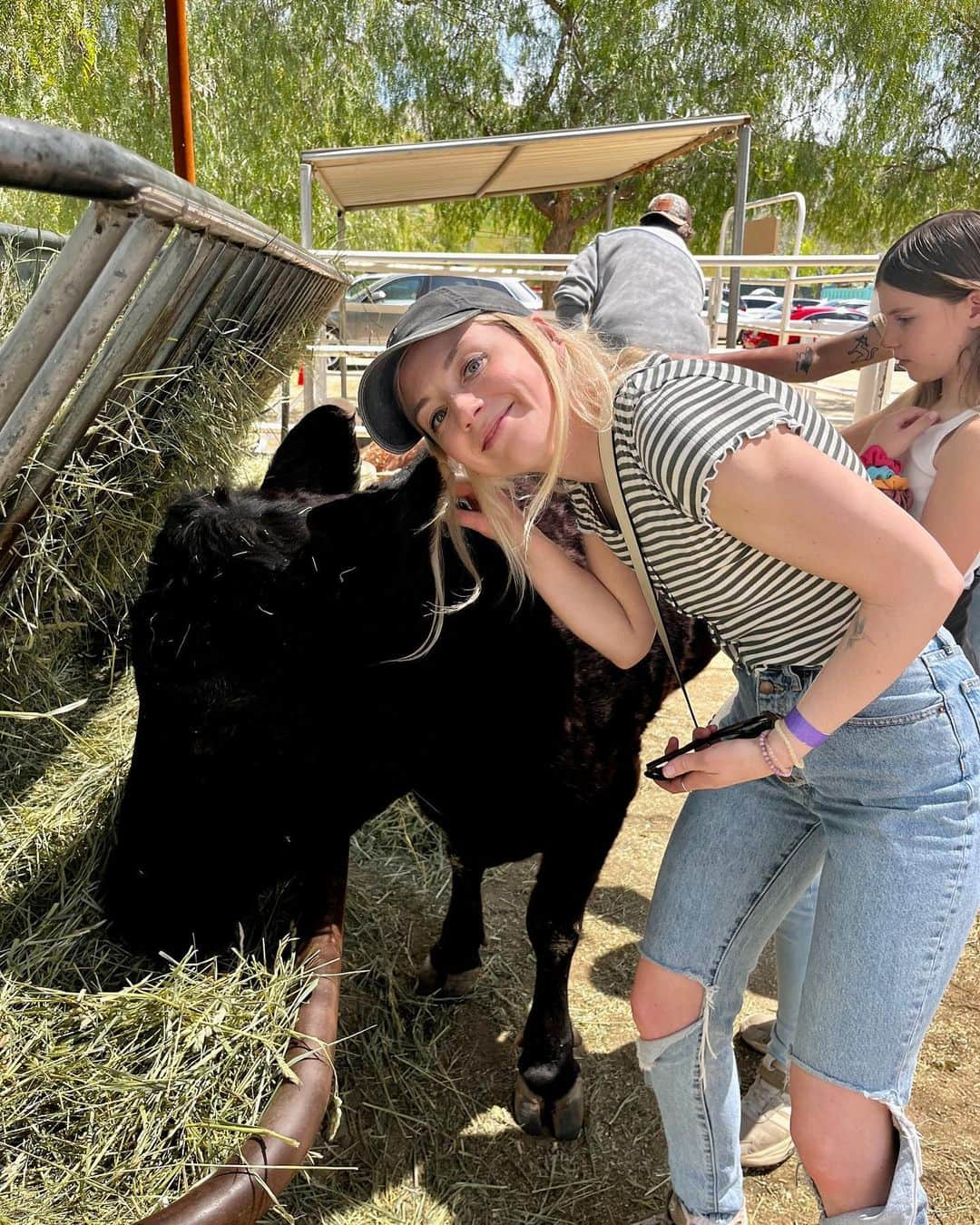 エミリー・キニーさんのインスタグラム写真 - (エミリー・キニーInstagram)「Cows make good friends 🥰🐄」4月18日 4時02分 - emmykinney