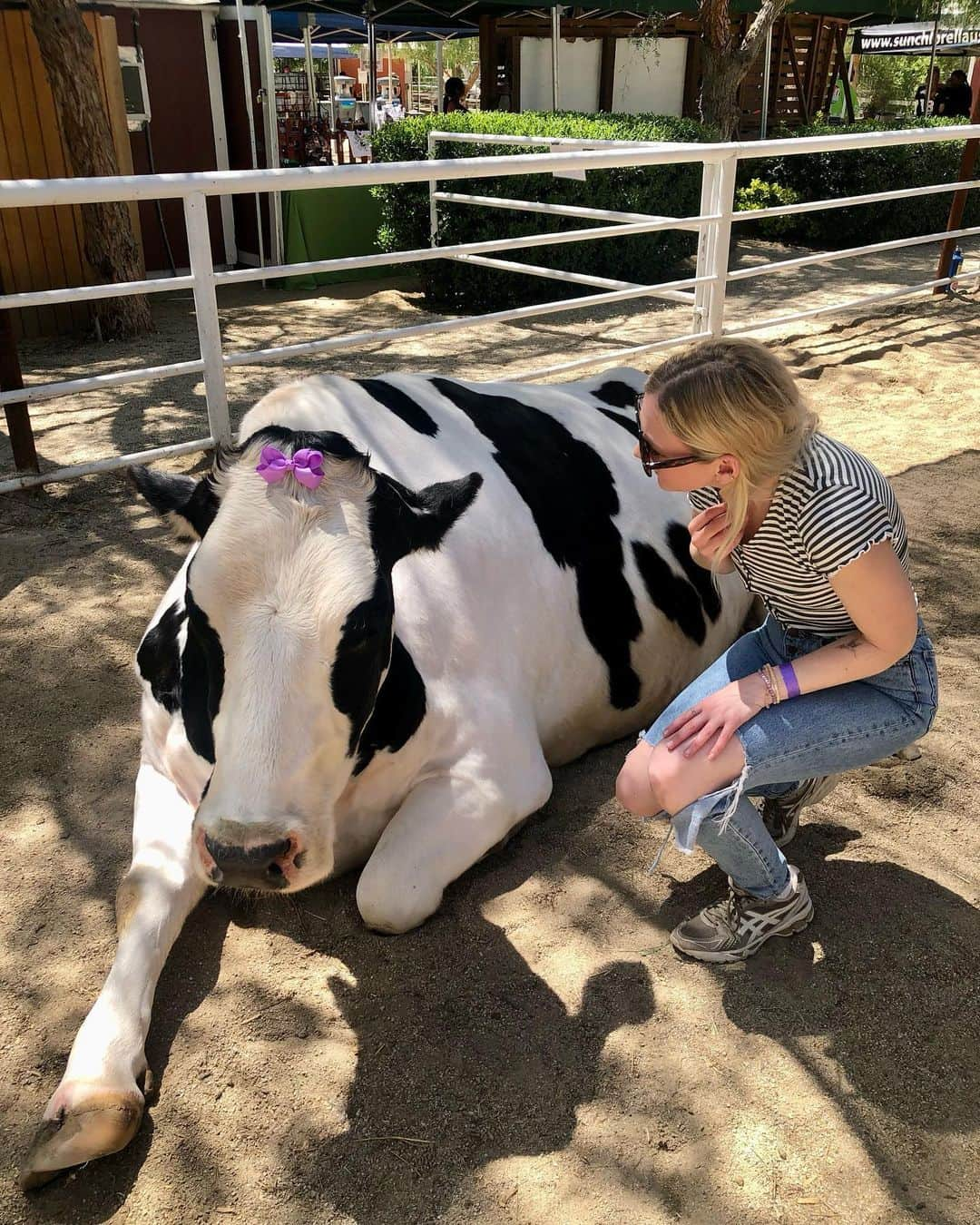 エミリー・キニーさんのインスタグラム写真 - (エミリー・キニーInstagram)「Cows make good friends 🥰🐄」4月18日 4時02分 - emmykinney