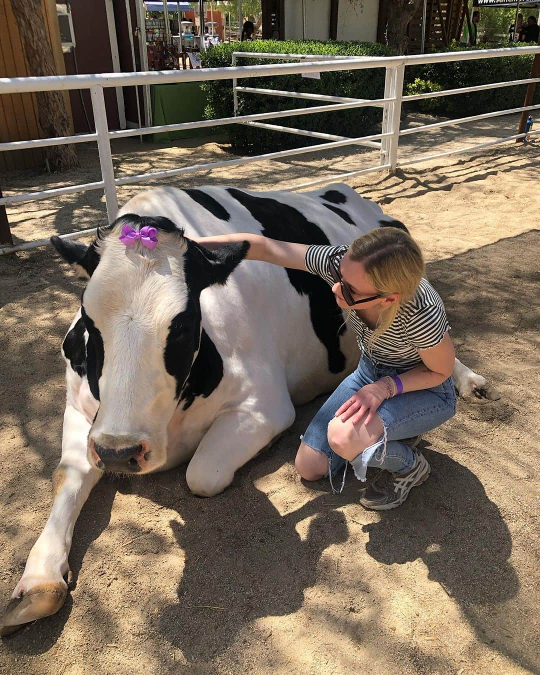 エミリー・キニーさんのインスタグラム写真 - (エミリー・キニーInstagram)「Cows make good friends 🥰🐄」4月18日 4時02分 - emmykinney