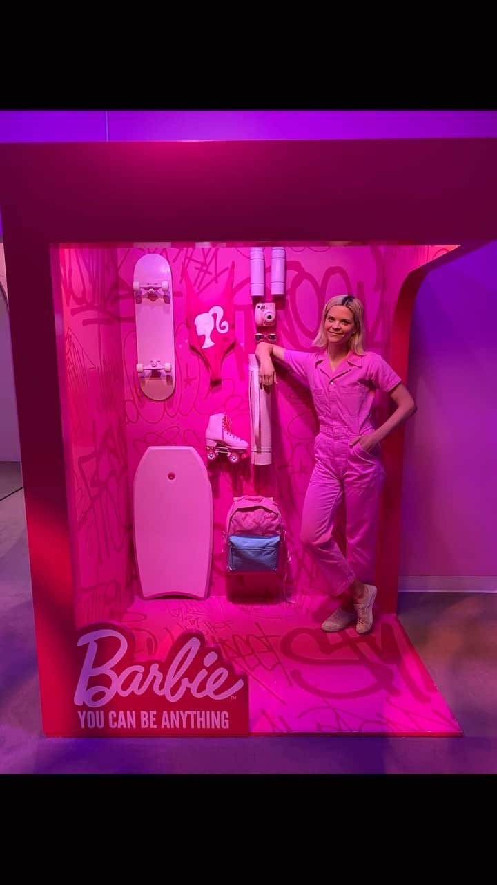 バービーのインスタグラム：「Put on your best pop of pink and wander into ✨World of Barbie✨ now open in sunny Santa Monica! Step into the iconic Dreamhouse, try a new style at the #PaulMitchellxBarbie salon, and imagine a world of possibilities. 💕 #WorldofBarbie #DreamsMadeHere」