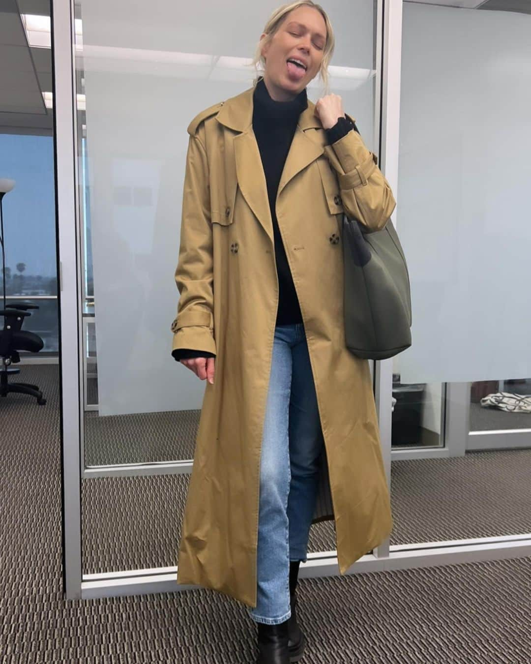 エリン・フォスターさんのインスタグラム写真 - (エリン・フォスターInstagram)「There she is, coming into work looking like a boss. Fresh off 9 hours of sleep, and somehow still tired. Doesn’t know it yet, but her water bottle is leaking all over her computer in her bag and her lunch choice will be a big regret. Happy Monday 🤗」4月18日 4時28分 - erinfoster