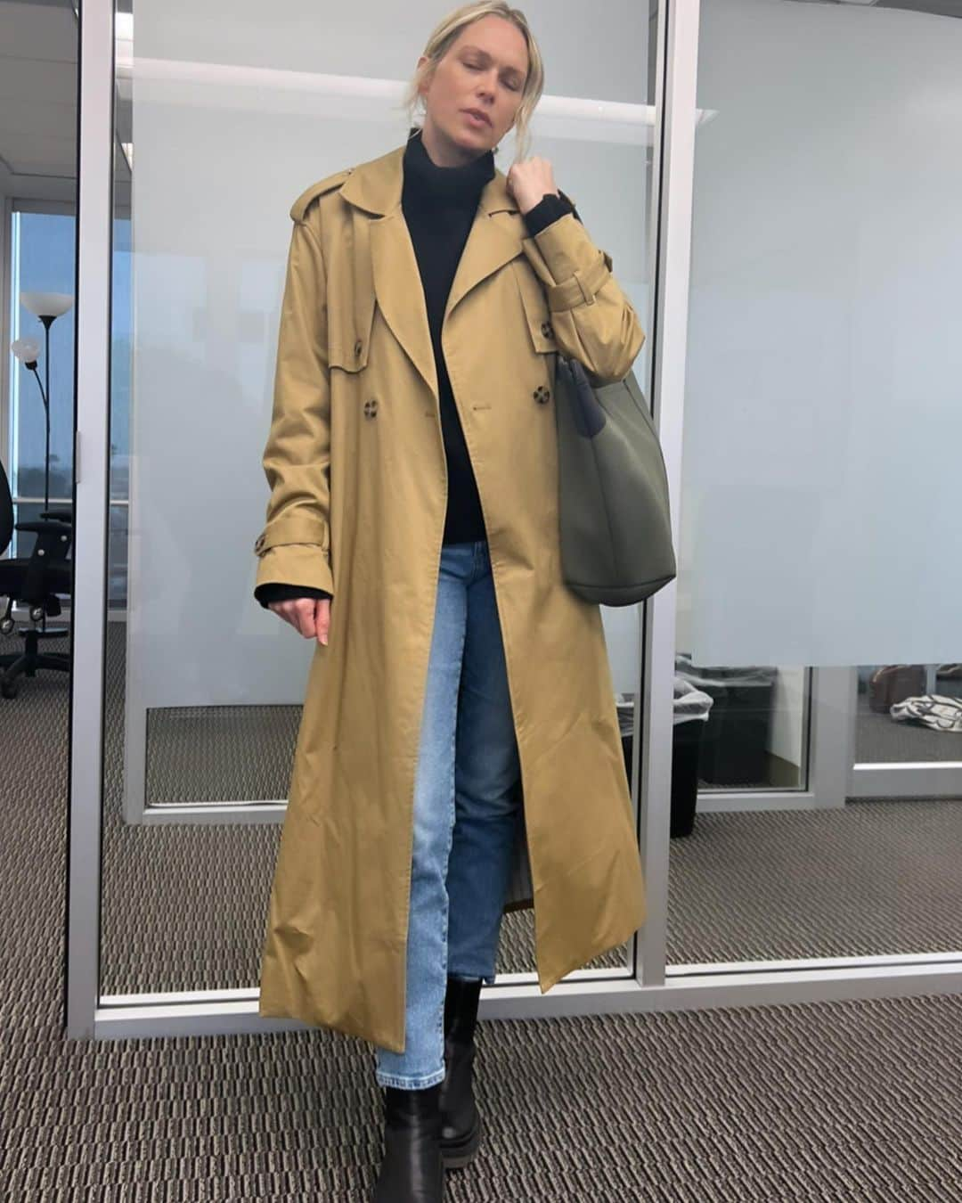 エリン・フォスターのインスタグラム：「There she is, coming into work looking like a boss. Fresh off 9 hours of sleep, and somehow still tired. Doesn’t know it yet, but her water bottle is leaking all over her computer in her bag and her lunch choice will be a big regret. Happy Monday 🤗」