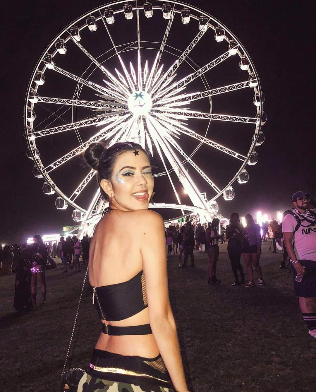 Gabriela Salesのインスタグラム：「#tbt Coachella, já que tá rolando essa semana. Sdds viajar pra festival 🥹🥹. Na época, jurei que nunca mais voltaria pq sdds pé, porém vendo as fotos bateu uma nostalgia 🫶🏼🫶🏼. É isso! #coachella」
