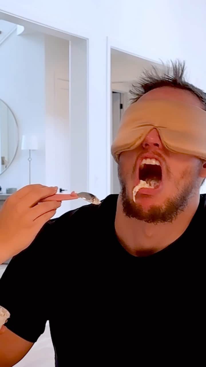 ショーン・ジョンソンのインスタグラム：「Hahaha this was more fun for me than Andrew  #reelsinstagram #marriage #blindfoodtasting #challenge #couples #challenges #food #lol」
