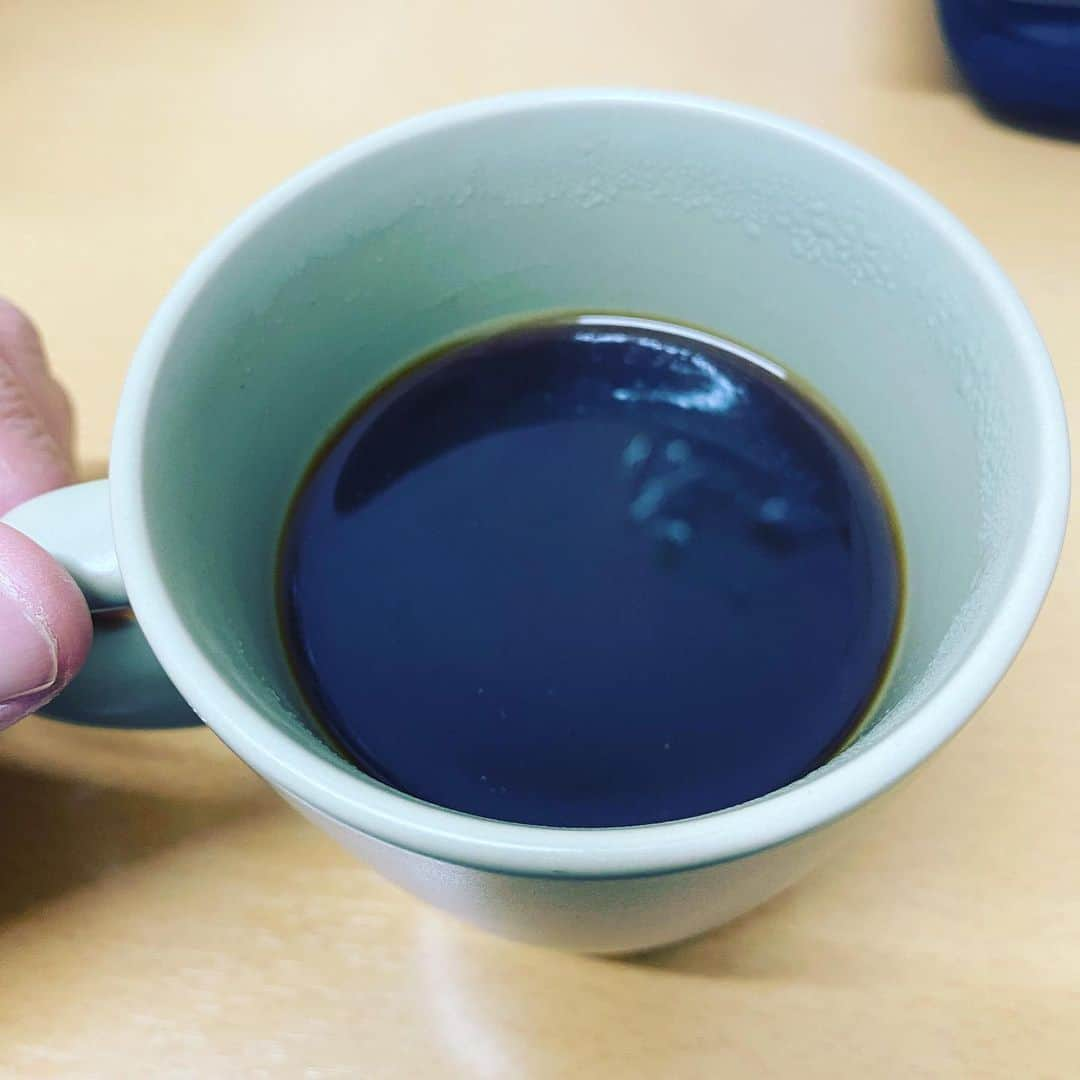 カバさんのインスタグラム写真 - (カバInstagram)「コーヒーチャレンジ☕️  おはようございます 本日もコーヒーから (34日目)  今日はただただ眠いですね。 毎週火金はパン屋さんが阪神百貨店パンテラスの日なので百貨店用のパンを焼くんですが  お店の分+百貨店用ですから、数量も増えるわけで  いつもはスタッフに入ってもらうのですが、主力2人がおやすみということで  わたくしのお出番ということです  お出番というほど何かできる訳ではありませんが  あーだこーだ必死にやってる演技をします  新喜劇座員ですから、お芝居は常に意識してます  そしてすぐにちゃんとして、とお怒りを受けるわけです  すぐバレました  お芝居失敗です  まぁでもそらそーや  朝もはよからふざけてる場合やない  今日も美味しい食パンを  お店に来られるお客さま  百貨店に来られるお客さま  入手経路関係なくむぎの食パンを手に取ってくれた全てのお客さま  皆さんに笑顔が溢れますように  眠たい目をこすりながら  パン作りを頑張る嫁さんを  隣から応援する芝居をしたいと思います  どうかバレませんように！  では、今日も良い一日を！  #コーヒーチャレンジ #苦手なコーヒーをお茶の感覚で飲めるようになるまでの道のり #コーヒー #coffee #コーヒーチャレンジ #coffeechallenge #カフェ #Caffe #吉本新喜劇 #yoshimotoshinkigeki #カバ #kaba #cava #hippopotamus #hippo #チロルチョコ #チロルチョコはコーヒーが1番好き #食パン工房むぎ #阪神百貨店 #パンテラス #火金 #食パン #あん食パン #お近くにお越しの際はぜひ #皆さん、今日も良い一日を！」4月18日 4時41分 - kabaking0129