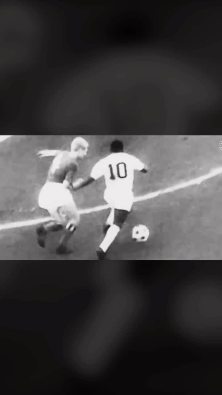 ペレのインスタグラム：「Para continuar a celebração do mês do aniversário do @SantosFC, a Pelé Foundation resolveu compartilhar apenas alguns dribles e momentos da carreira do Rei vestindo esse manto. Apenas alguns, pois nunca seria possível colocar todos em um vídeo só.  . To continue the month of celebrations of @SantosFC birthday, the Pelé Foundation decided to share a few more plays and moments of the Rei’s career. But only a few, because it would be impossible to share all of them in just a video!」