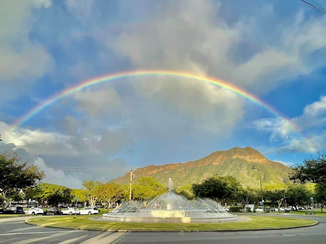 Trump Waikikiのインスタグラム：「Seeing a rainbow in paradise always cures those #MondayBlues.   #TrumpWaikiki #DiamondHead #Paradise」