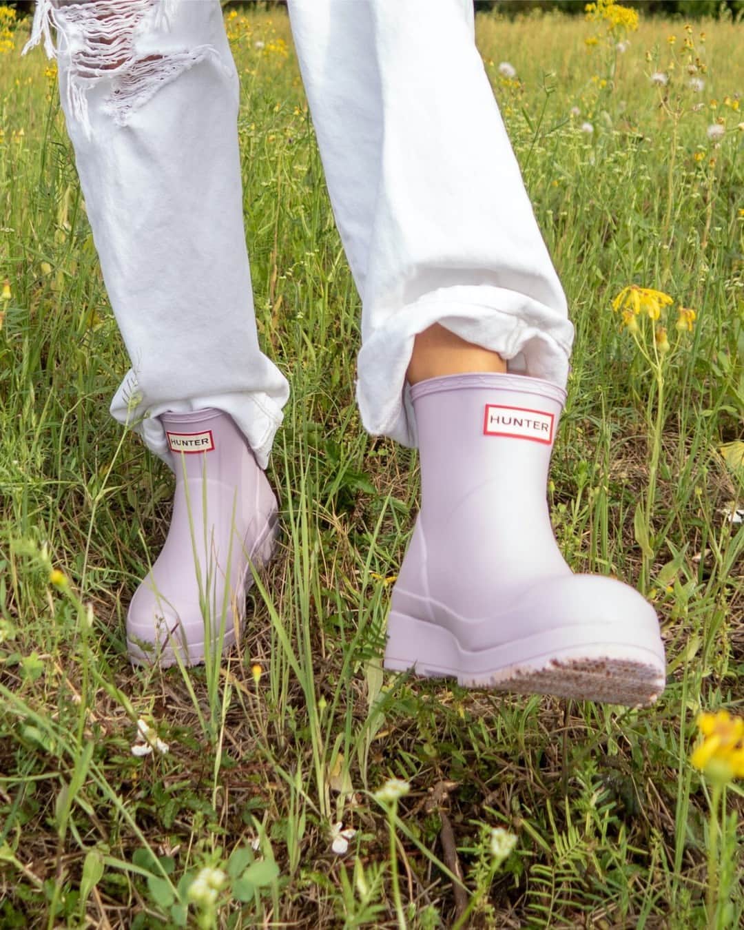 ハンターブーツのインスタグラム：「Spring is in bloom in 📍 Tyler, Texas as @sarasgoforth styles our PLAY Boots for #TheHunterForecast⁣ ⁣ Whatever the forecast, it's always Hunter weather. Shop our collections by sun, rain, wind and snow at the link in bio.⁣ ⁣ #TheHunterForecast」