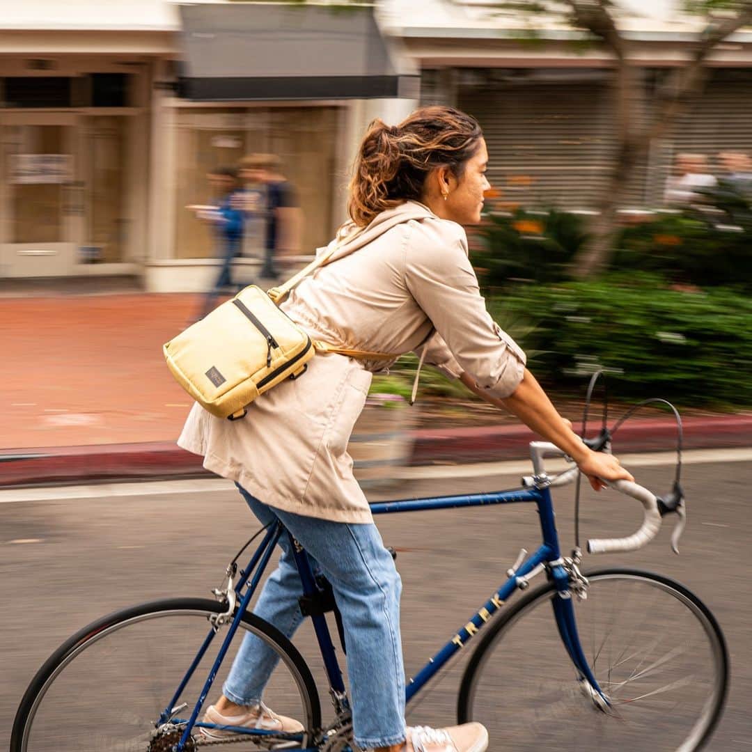ジャンスポーツさんのインスタグラム写真 - (ジャンスポーツInstagram)「Swap that car ride for a bike ride. What steps have you made to be more sustainable??? 🌎 🚲 #EarthMonth」4月18日 5時00分 - jansport
