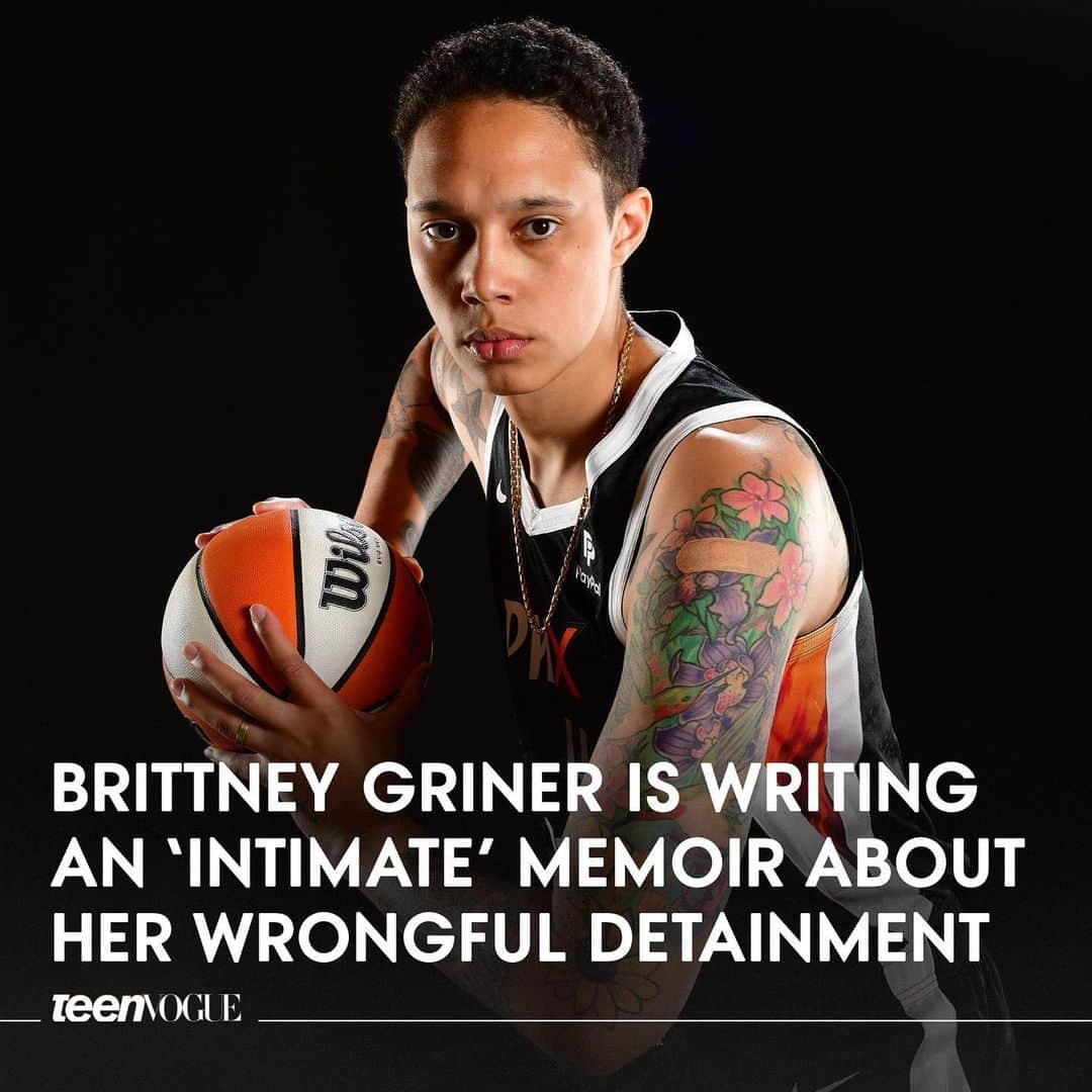 Teen Vogueさんのインスタグラム写真 - (Teen VogueInstagram)「ICYMI, #BrittneyGriner says she’s “ready to share” her experience in Russian captivity. "Readers will hear my story and understand why I’m so thankful for the outpouring of support from people across the world.” Read more at the link in bio.  (📸: Getty Images)」4月18日 5時01分 - teenvogue