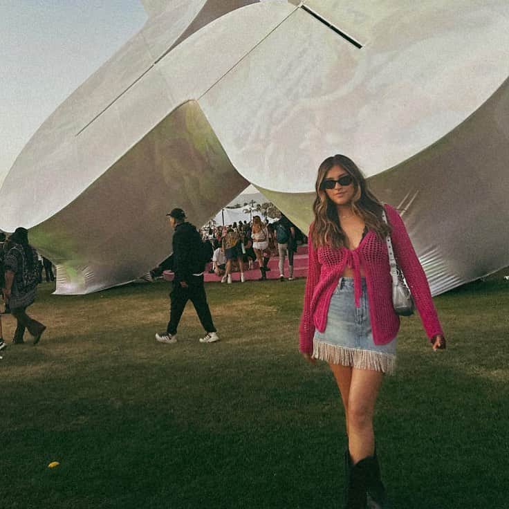 ブランクNYCのインスタグラム：「Did you even go to Coachella if you didn’t wear fringe? @oliviasmoreno in our Bright Moments fringe skirt.」