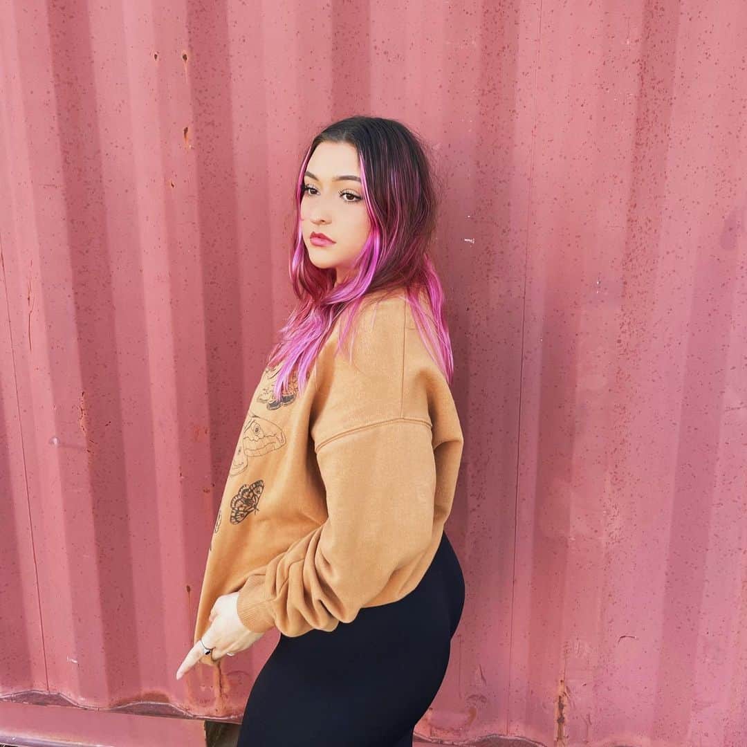 テイラー・グラブスのインスタグラム：「comment what u think i’m looking at👀」