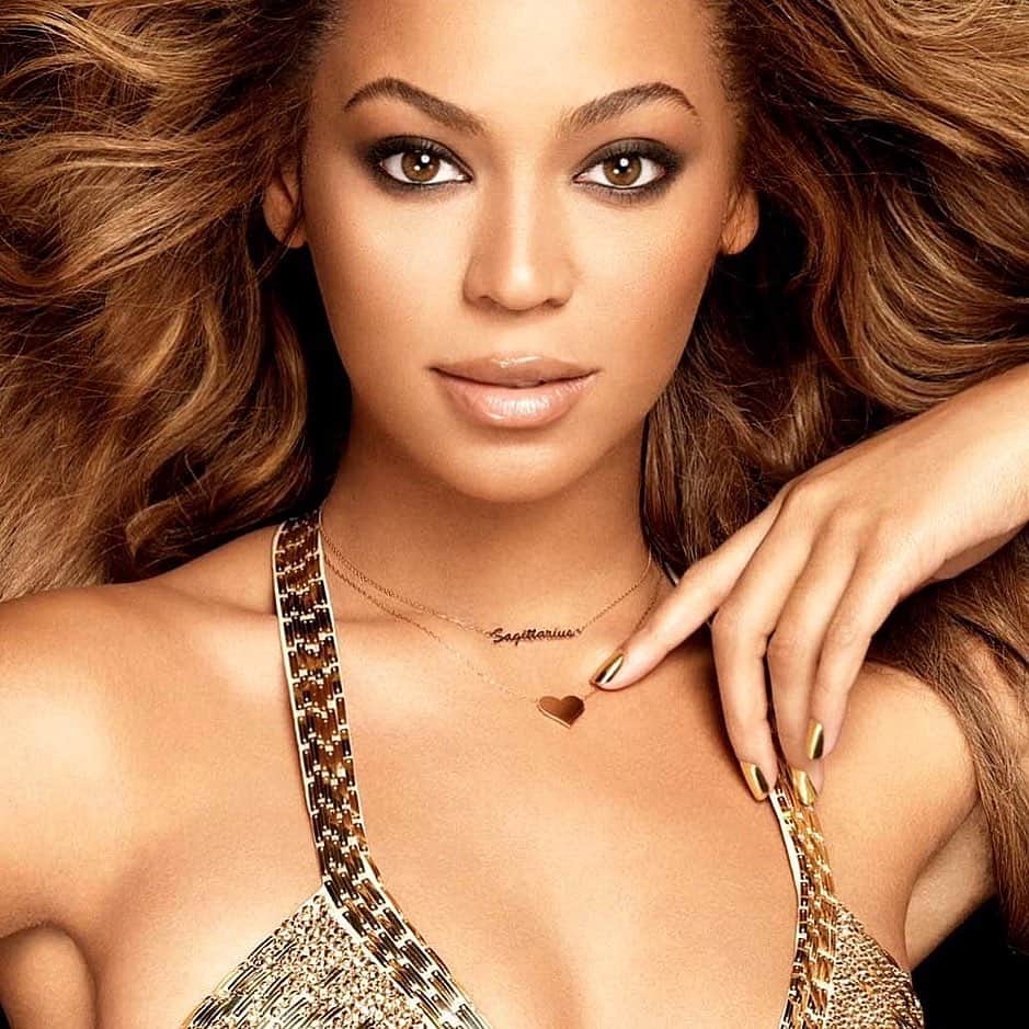 のインスタグラム：「@beyonce  photographed by #kazuyoshishimomura   世界の大スター#ビヨンセ 撮影#下村一喜   真冬のNY。世界一高額な#pier5９ と云うSTUDIOで撮影したポートレイトと広告。  この時期、ビヨンセ姫に大変、 気に入られ、よく撮影のため東京とマンハッタンを行き来致しました。沢山の作品をビヨンセさんとクリエーション致しました。 時効だから言いますが @a.you 姫とのMVの撮影のためNYから上海に飛ばなくてはイケなくて、ビヨンセさんが僕との撮影のため、彼女のLIVEのツアリハの日時をずらして下さいました。上海でのMV撮影はアジアMV史上最高額、純粋制作費4億円を掛けた大作で（4分50秒の作品でしたので、1分1億円をかけたと云う計算となります）結果、僕は素晴らしい作品を#浜崎あゆみ 姫と御一緒の創作により夢が叶った。今でも感謝しきりありません。  一日だけでもと。NYにとんぼ返りをして、 ビヨンセ姫のシングルの撮影を#thierrymugler のハーレーダヴィトソンのアーカイヴを着るシングル版のカバー写真のオファーが、ビョンセママから打診があり。僕は6時間の滞在でもマンハッタンのスタジオに向かう予定でした。が、最終的に詰めて詰めてもスケジュールが開かず　@therealpeterlindbergh #ピーターリンドバーグ 氏が僕の代わりにカバーを撮影致しました。 ______________  #下村一喜  #映像監督 #kazuyoshishimomura  #photographer #写真家」