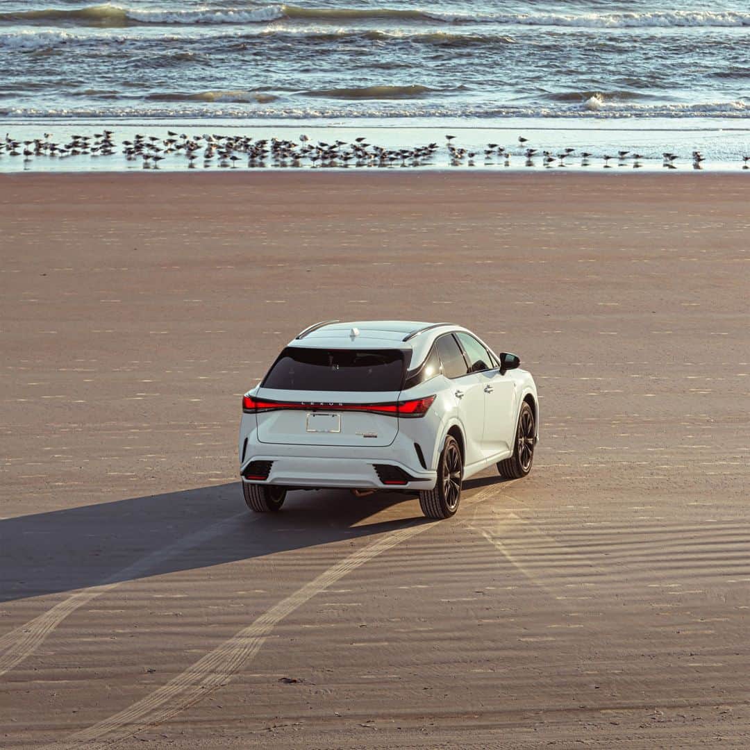 Lexus USAさんのインスタグラム写真 - (Lexus USAInstagram)「An electrifying ending to an afternoon drive. #LexusRX 500h What’s your favorite vehicle in the Lexus hybrid line-up?」4月18日 5時24分 - lexususa