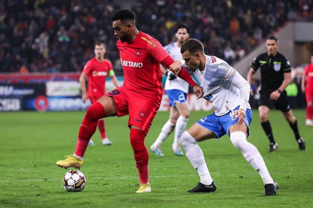 ビレル・オムラニさんのインスタグラム写真 - (ビレル・オムラニInstagram)「+3 #bo19#fcsb#fcsb❤️💙⚽️」4月18日 5時24分 - omrani25