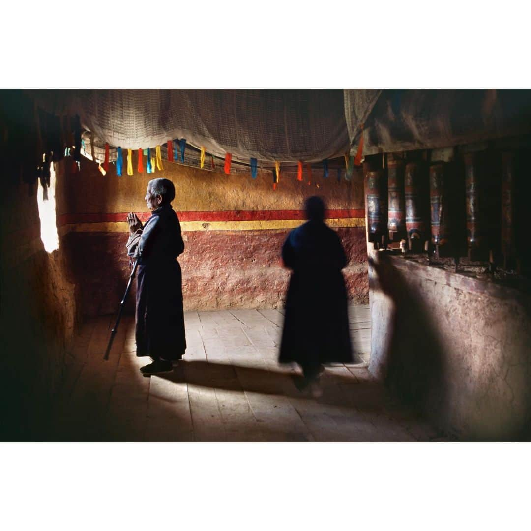 スティーブ・マカリーのインスタグラム：「A quiet moment where devotion illuminates an old, familiar wisdom. #Kanze, #Tibet, 2004.」