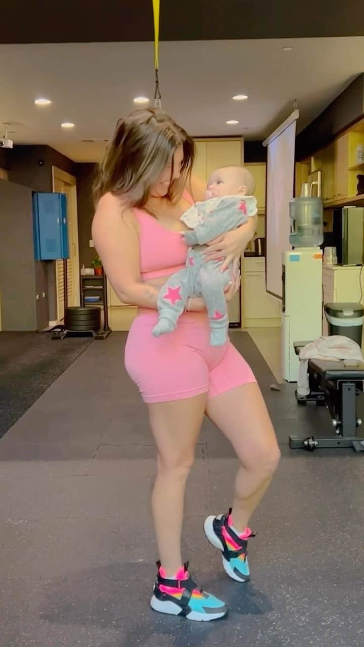 シャネル・ウエスト・コーストのインスタグラム：「We went from skinny to BABY real quick! Lol Thanks to my trainer @reeselewistraining_ I was able to stay  active, while also staying safe, during a high risk pregnancy. Now it’s snap back time! @bowiebreeze makes a great workout partner too lol I’ll be sharing more of my pregnancy/fitness journey on YouTube soon!🤰🏼💪🏼」