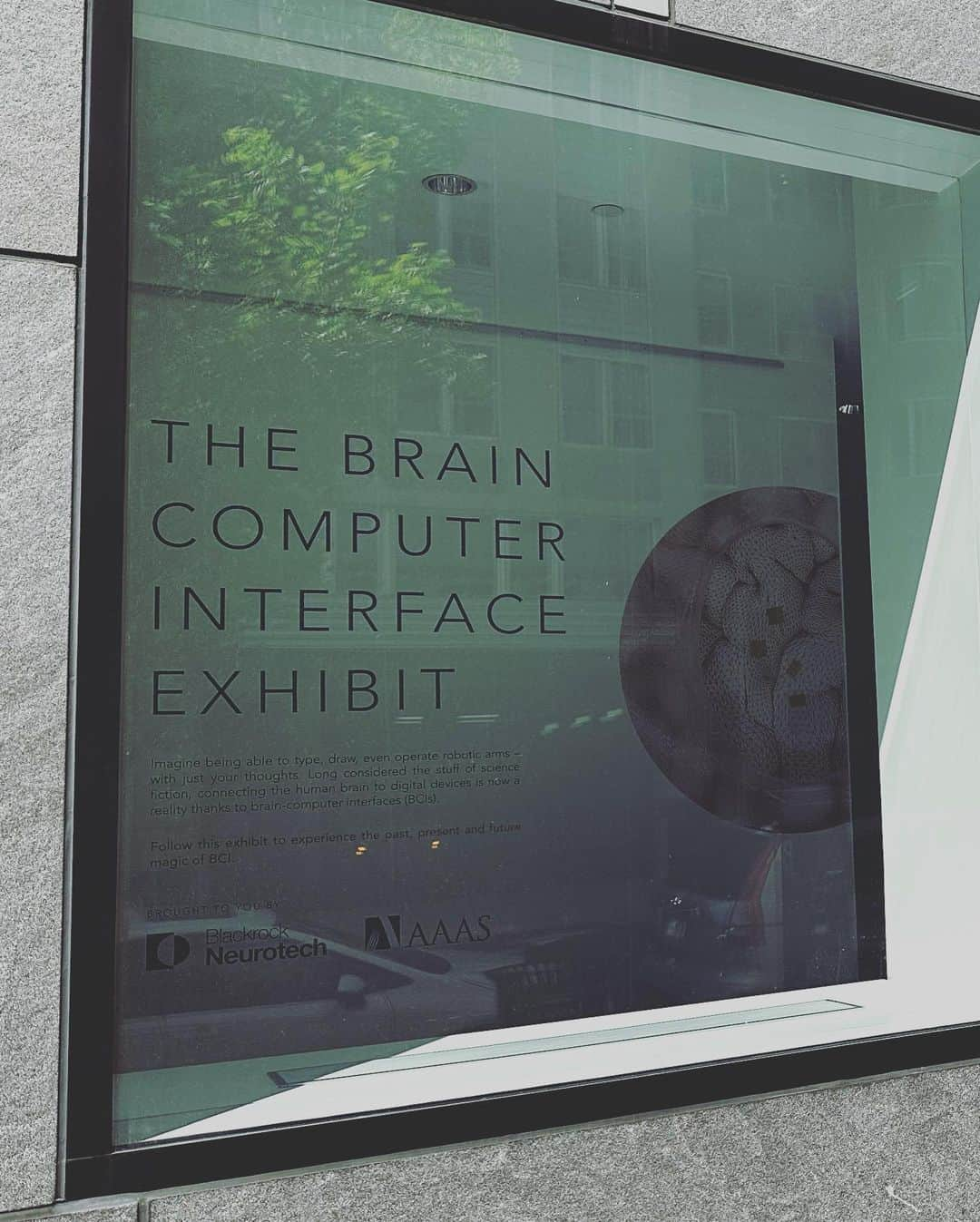 タリン・サザンさんのインスタグラム写真 - (タリン・サザンInstagram)「Last week I unveiled my latest brain child, the world’s first thought-generated art gallery featuring technology from @blackrockneuro & art from @bcicandobetter and other BCI Pioneers inside of research labs.  The exhibit features interactive historical timelines of brain-computer interface tech, current and future brain implants on display, and dozens of thought-enabled artworks.  If you love art or you love the brain, I hope you’ll make it by! The exhibit is free and open to the public from April 14th-Nov 15th, 2023 — and showcases the truly remarkable applications of brain-computer-interfaces with human creative expression.   Next up, the @themuseumofmodernart?   To plan your visit, visit @aaasorg.」4月18日 5時33分 - tarynsouthern