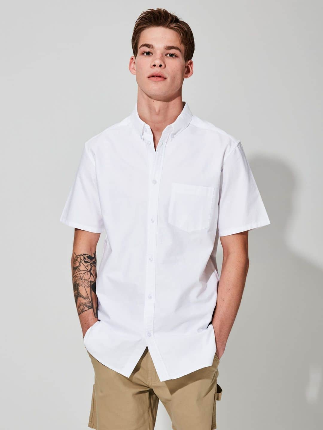 ウィーエスシーのインスタグラム：「Fresh and classic, the WeSC Oxford Shirt is the perfect addition to your spring/summer wardrobe ☀️ With its SS Regular fit, traditional cotton oxford, button down collar, chest pocket, side-seam gussets at hem, and signature WeSC exterior label, this shirt is the epitome of timeless style.  Spring/Summer 2023 is available now worldwide at WeSC.com 🌐 • • • • • • #wesc #wesc1999 #wearethesuperlativeconspiracy #streetwear #hypebeast #hypebeaststyle #highsnobietystyle #highsnobiety #ss23 #springsummer2023 #oxfordshirt」