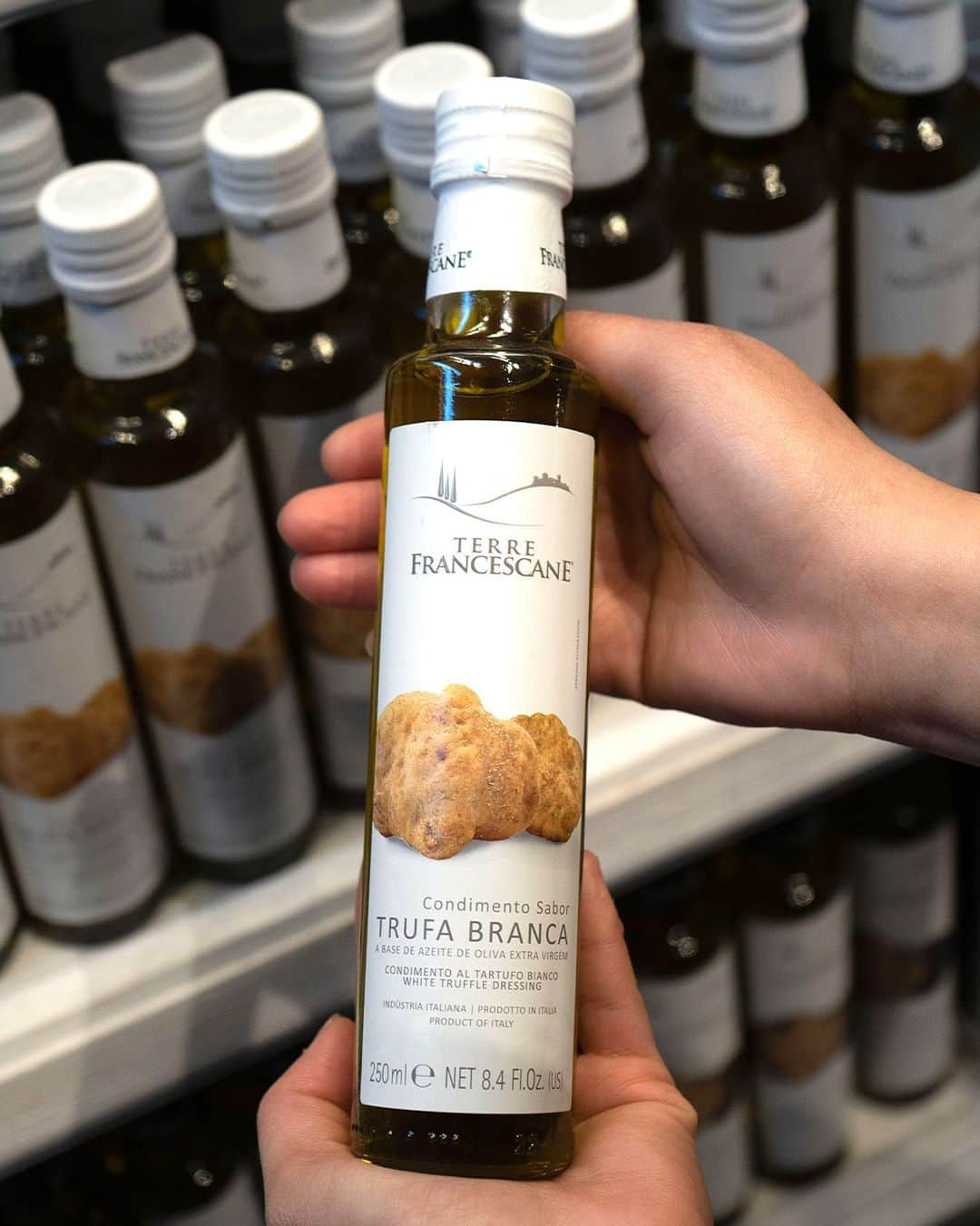 Eataly Brasilのインスタグラム：「Enquanto a temporada de trufas não chega, que tal conhecer a nossa linha de produtos trufados?  A temporada de trufas brancas e de verão é entre maio a agosto, e a de trufas negras é entre dezembro e início de março. Por isso, se você busca consumir essa iguaria fora de época, o Eataly está aqui para te ajudar!   Em nosso mercado, você encontra uma variedade de trufas em conserva e outros produtos infusionados com essas preciosidades. Que tal vir conhecer e apreciar essa jóia da gastronomia mundial? Ti aspettiamo!  📍 Av. Juscelino Kubitschek, 1.489 – Vila Olímpia, São Paulo.  #eataly #eatalybr #eatalybrasil #eatalysp #italy #italianfood #food #foodlovers #trufas #trufados」