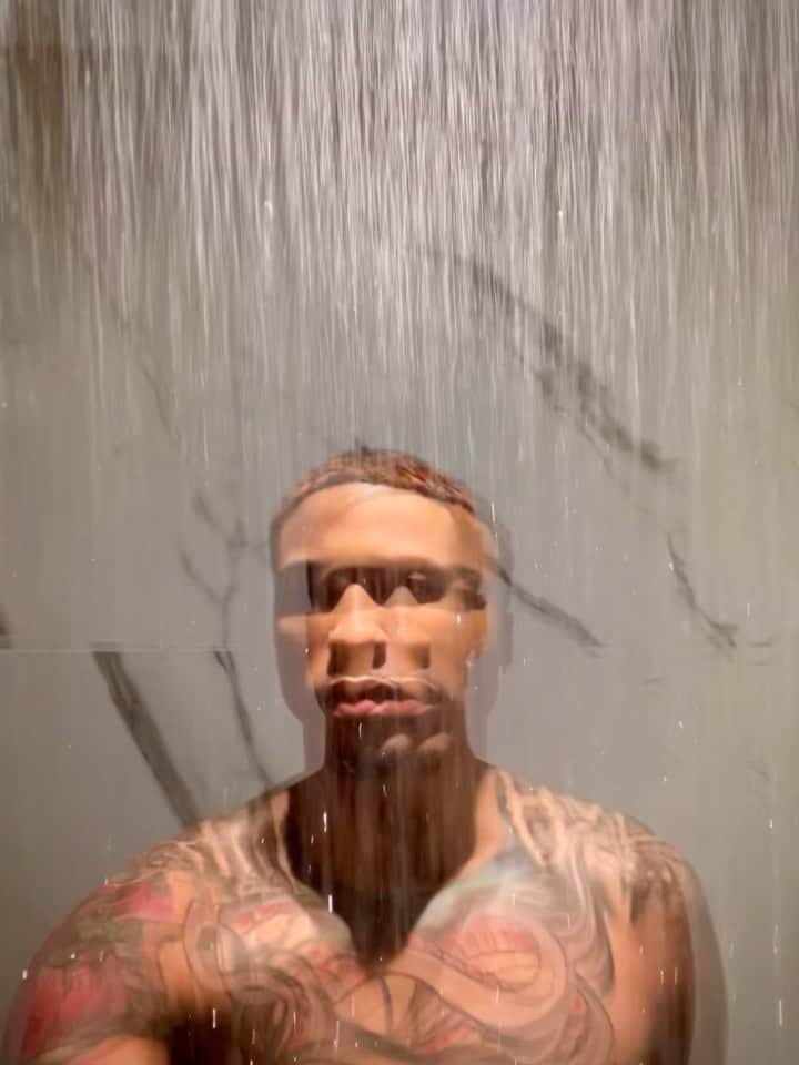 August Alsinaのインスタグラム：「Tap in to Encinawellness.com for all skin care needs to add in w/ your shower time 🤞🏽❤️‍🩹」
