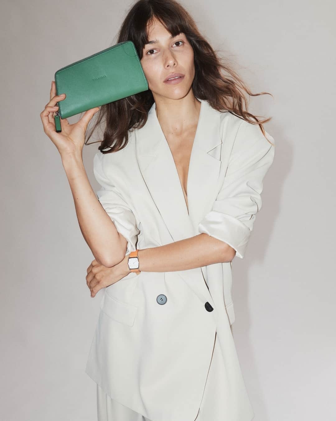 The Horseのインスタグラム：「NEW IN: Wallets & Purses.⁠ Keep your necessities safe in our fun, yet functional new season wallet collection. Available now in seasonal colour updates, they make a sweet gift for a loved one (or your lovely self). Helena holds the new Freddie wallet in seasonal hue Forest Green.」