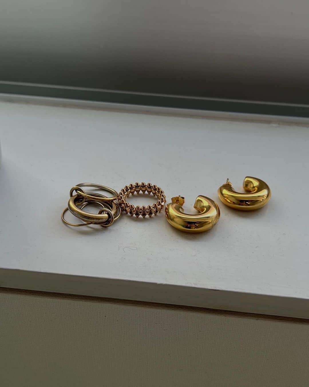 Icumi Oohamaさんのインスタグラム写真 - (Icumi OohamaInstagram)「最近のスタメン達♩ またMini wide hoop pierceに再熱してます♡  @tres__collection  @cartier」4月18日 6時00分 - icumi___
