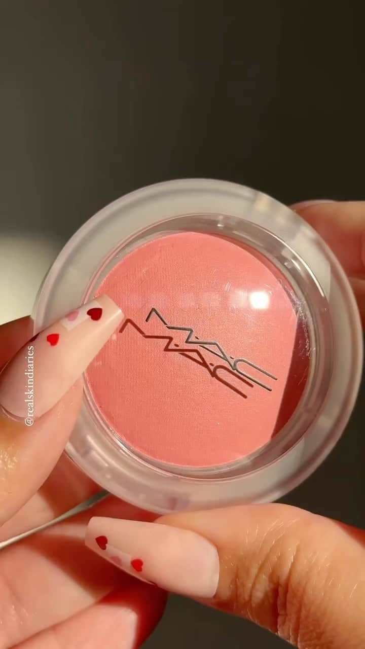 M·A·C Cosmetics BRのインスタグラム：「Esse rosinha é o charme do meu Blush Glow Play 🥰 Um toque macio para sua pele com o efeito glow mais sutil e radiante que você vai ver 💖 Construa camadas e camadas com até 11 cores desse queridinho ✨  #ParaTodoMundoVer: no vídeo aparece as mãos da @realskindiaries segurando o Blush Glow Play em um tom rosa perolado, passando o dedo no produto e aplicando nos pulsos para mostrar o tom e brilho do produto.   #Regram: @realskindiaries #MACBlush #BlushGlowPlay #shine #glow」